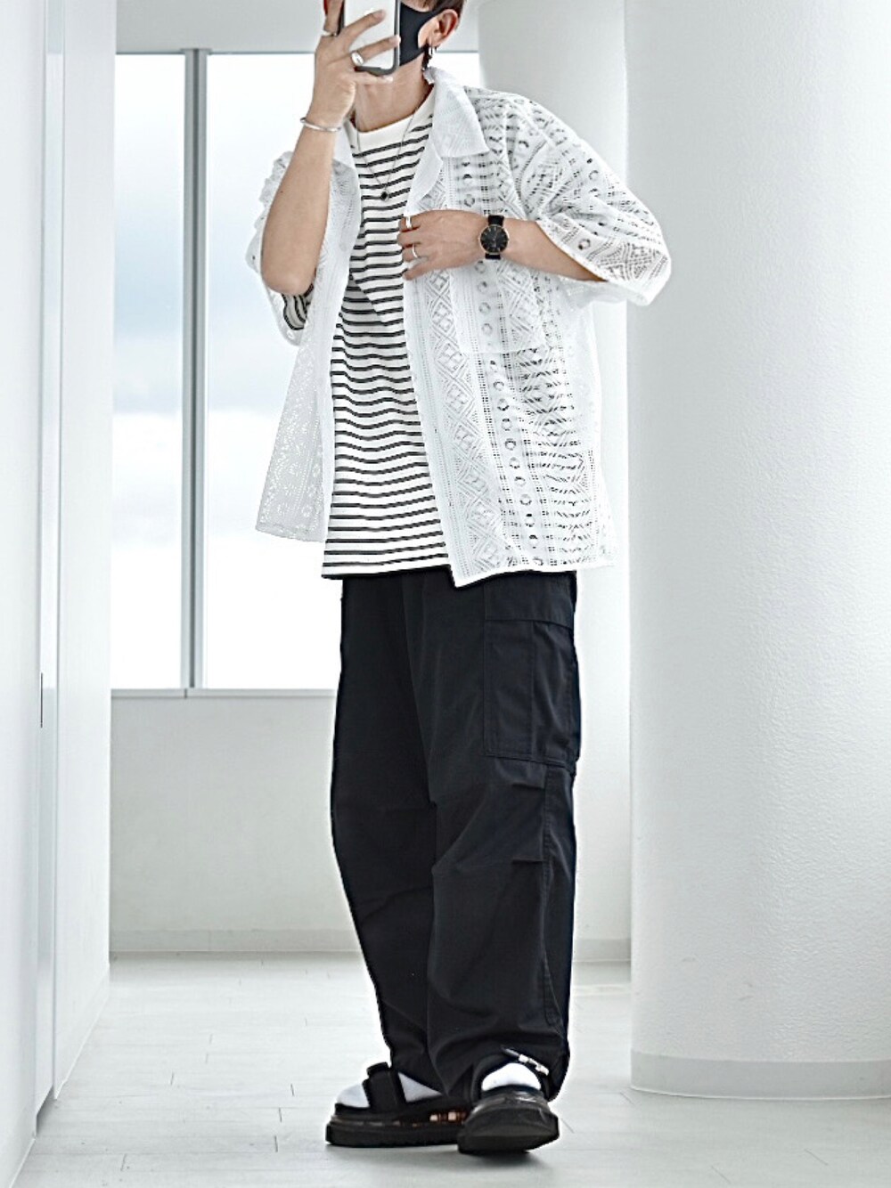 ホワイト系のシャツ/ブラウス、ホワイト系のTシャツ/カットソー、ブラック系のカーゴパンツを着用したメンズの夏コーディネートの1枚目の写真