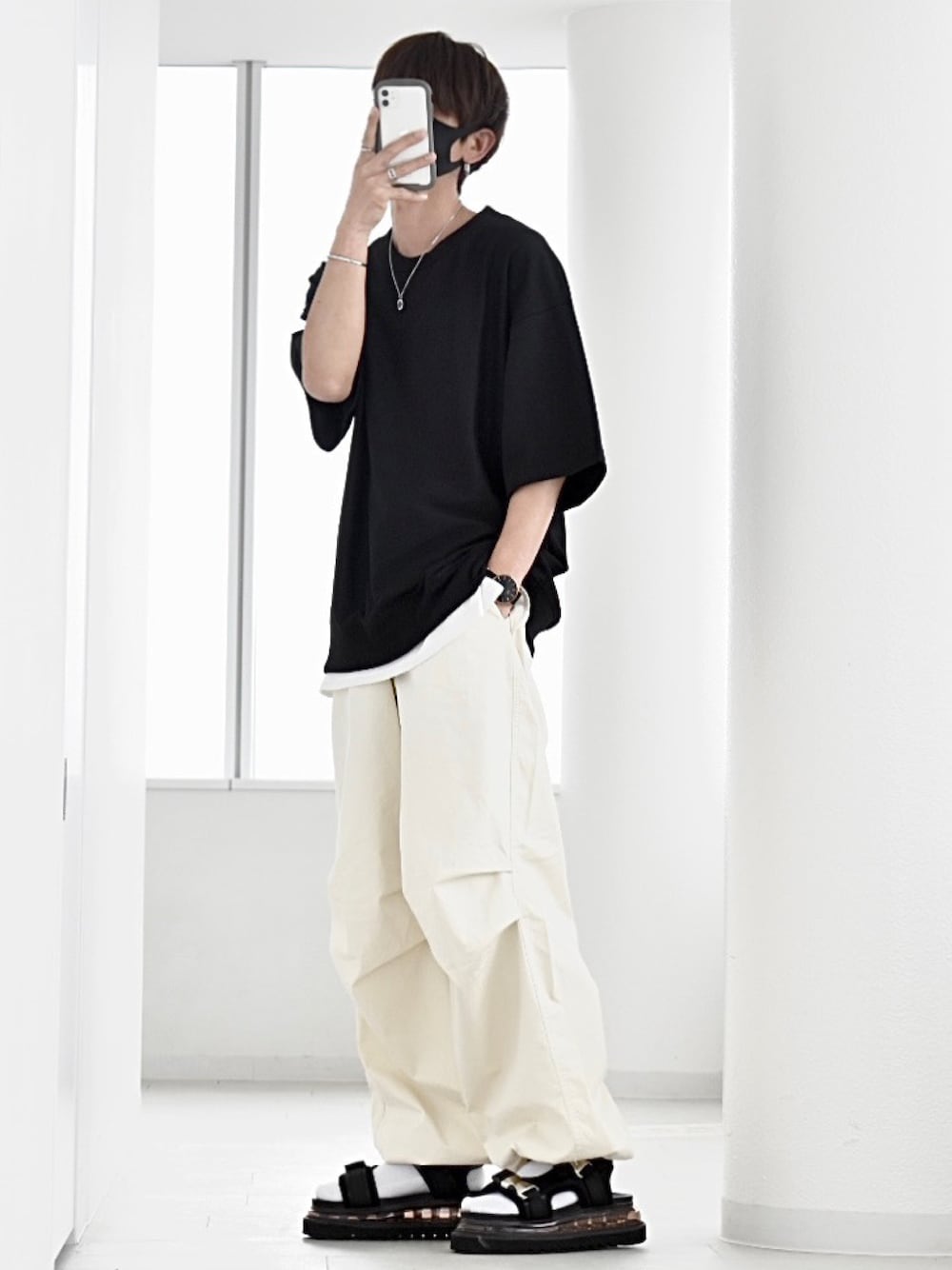 「edwin、edwinjapan、エドウィン、カジュアルコーデ、ストリートコーデ、モノトーン、スノーパンツ、春コーデ、シンプル、ストリートMIX、サンダル、レイヤード、メンズコーデ、R2023コーデ、PR」｜「EDWINの【WEB限定】EDWIN STEPMARK スノーワイドオーバーパンツ（カーゴパンツ、ホワイト系）」を使った、y_Oさん（メンズ・168cm）の春コーディネートの1枚目の写真