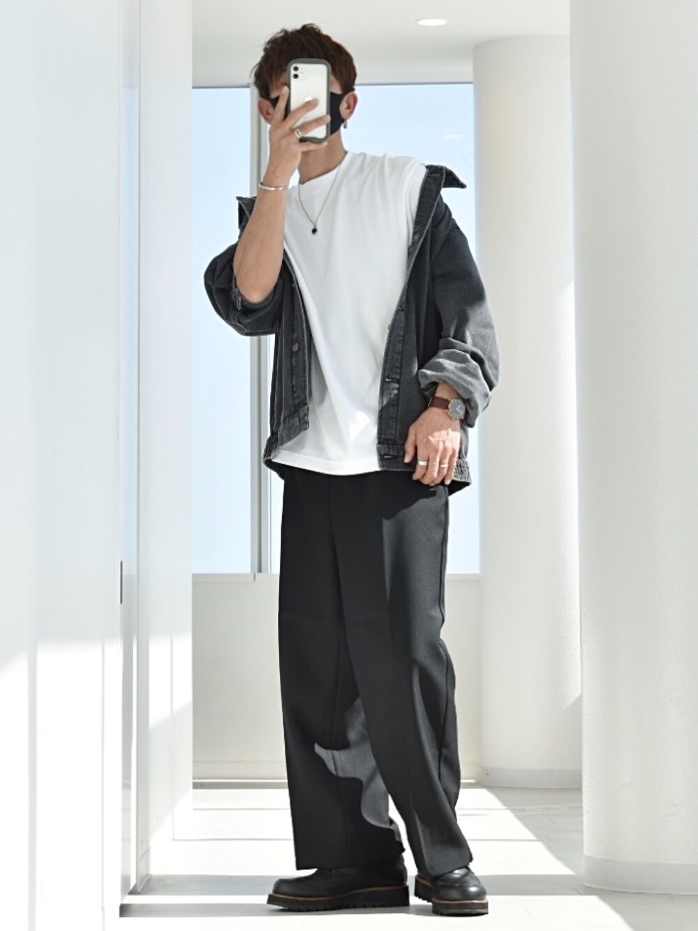 「春服デビュー宣言、春服、カジュアル、きれいめカジュアル、キレイめ、デニム、バギースラックス、GU、ユニクロ、confirm、デニムジャケット、エアリズムコットンオーバーサイズTシャツ(５分袖)、モノトーン、R2023コーデ、シンプル」｜「Confirmの23SS ケミカルウォッシュ デニムブルゾンジャケット【Confirm】（デニムジャケット、ブラック系）」を使った、y_Oさん（メンズ・168cm）の春コーディネートの1枚目の写真