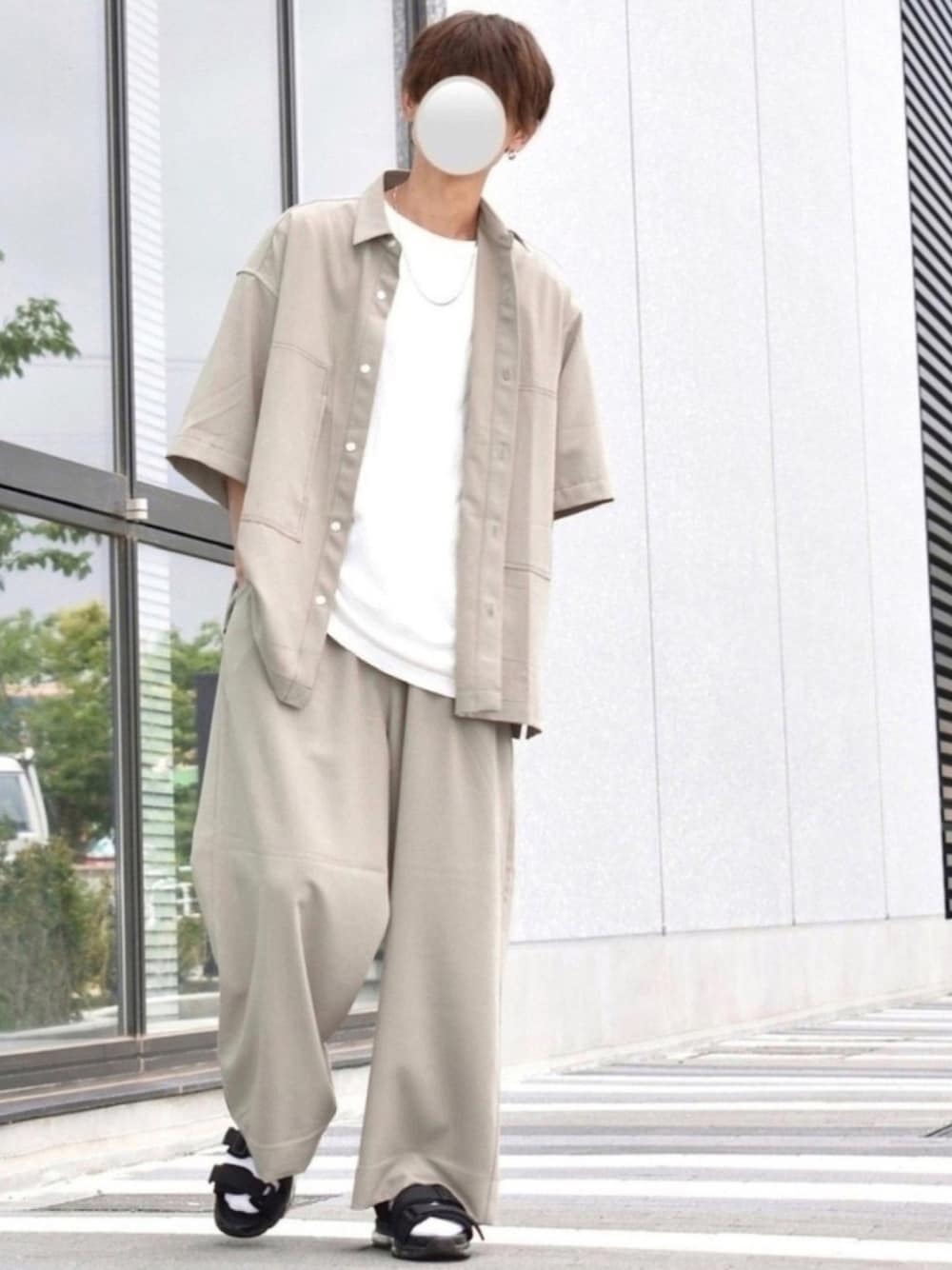 「これが私をアゲる服、EMMA  CLOTHES、エマクローズ、セットアップ、オーバーサイズ、夏コーデ、サンダル、大人カジュアル、ワイドパンツ、R2021コーデ」｜「EMMA CLOTHESの【3点セットアップ】ブライトポプリン リラックス オーバーサイズ 鬼ステッチビッグWポケットレギュラーカラーCPOシャツ＆テーパード2タックワイドパンツ＆2タックワイドショーツ ワンマイルウェア（セットアップ、ベージュ系）」を使った、y_Oさん（メンズ・168cm）の春コーディネートの1枚目の写真