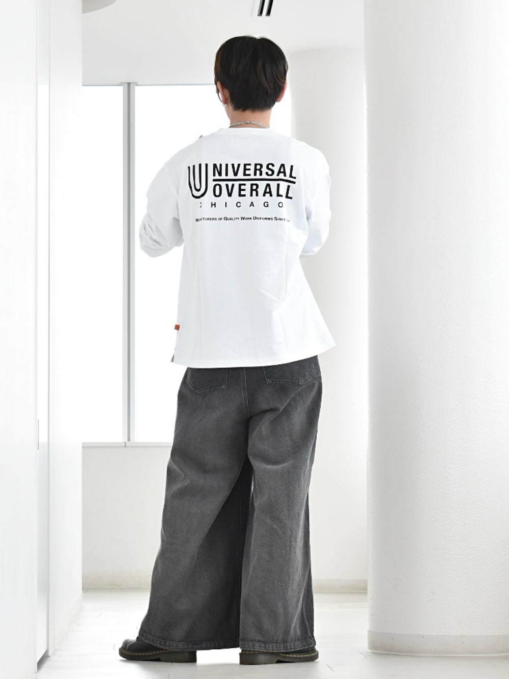 ホワイト系のTシャツ/カットソー、ブラック系のデニムパンツ、シルバー系のブレスレットを着用したメンズの夏コーディネートの1枚目の写真
