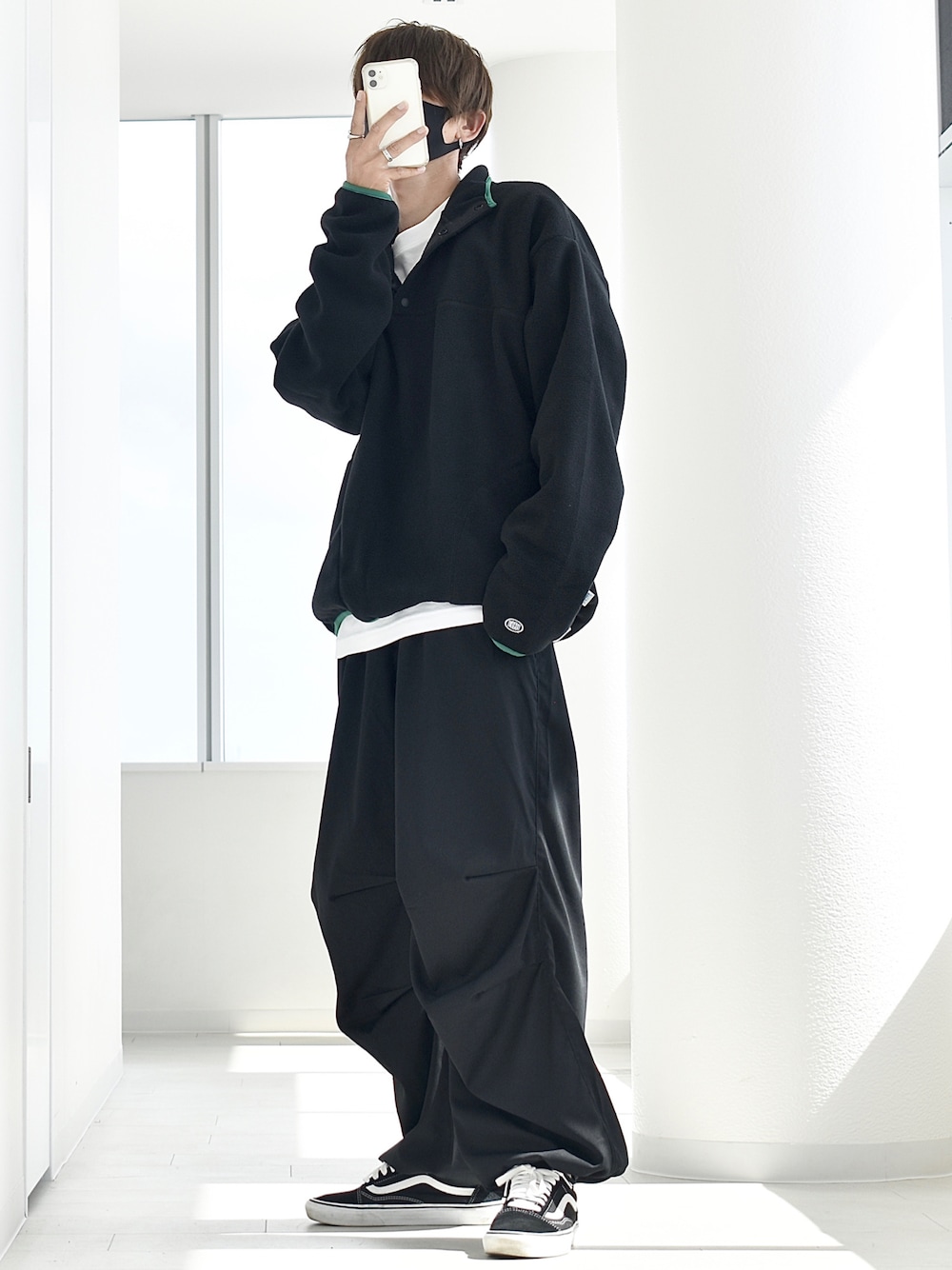 ブラック系のスウェット、ホワイト系のTシャツ/カットソー、ブラック系のその他パンツを着用したメンズの秋コーディネートの1枚目の写真