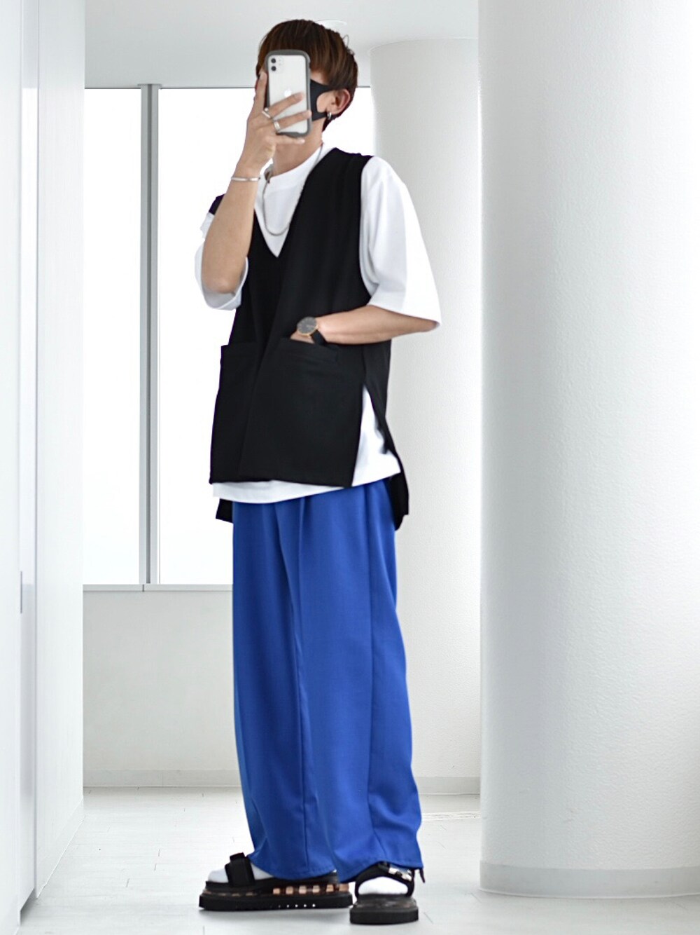 「レイヤードスタイル、UNIQLO、GU、プチプラ、カラーパンツ、春夏コーデ、休日スタイル、メンズファッション、R2023コーデ、カラーコーデ、CREARE LINO、クレアーレリノ、ベスト、エアリズムコットンオーバーサイズTシャツ(５分袖)」｜「CREARE -LINO-のマルチフープピアス（ピアス（両耳用）、シルバー系）」を使った、y_Oさん（メンズ・168cm）の春コーディネートの1枚目の写真