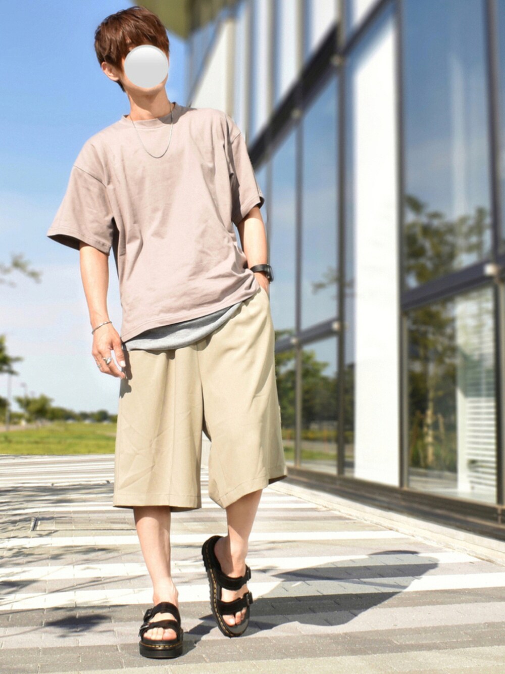 ベージュ系のTシャツ/カットソー、ベージュ系のセットアップ、ブラック系のサンダルを着用したメンズの夏コーディネートの1枚目の写真