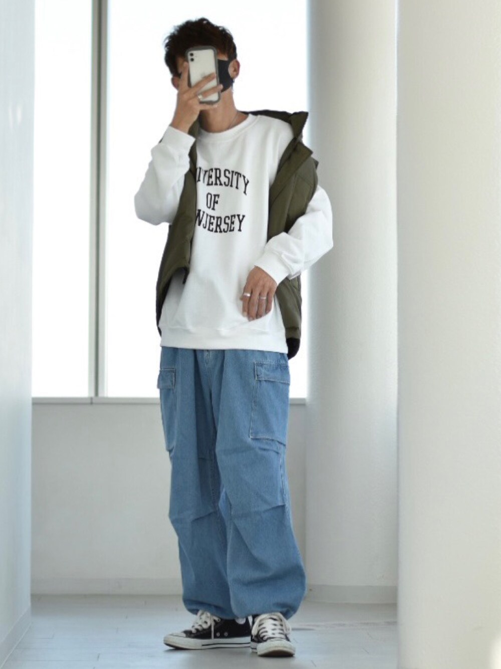 「カレッジスウェット、カレッジロゴ、スウェット、ANGIE VINTAGE、Angie、カジュアルコーデ、ユニセックス、クリスマスに着たい服、angie_ootd、angie_vintage、冬コーデ、ベスト、デニムパンツ、R2022コーデ、PR」｜「ANGIEの【ユニセックス】GILDANカレッジロゴオーバーサイズスウェット（裏起毛）（スウェット、ホワイト系）」を使った、y_Oさん（メンズ・168cm）の冬コーディネートの1枚目の写真