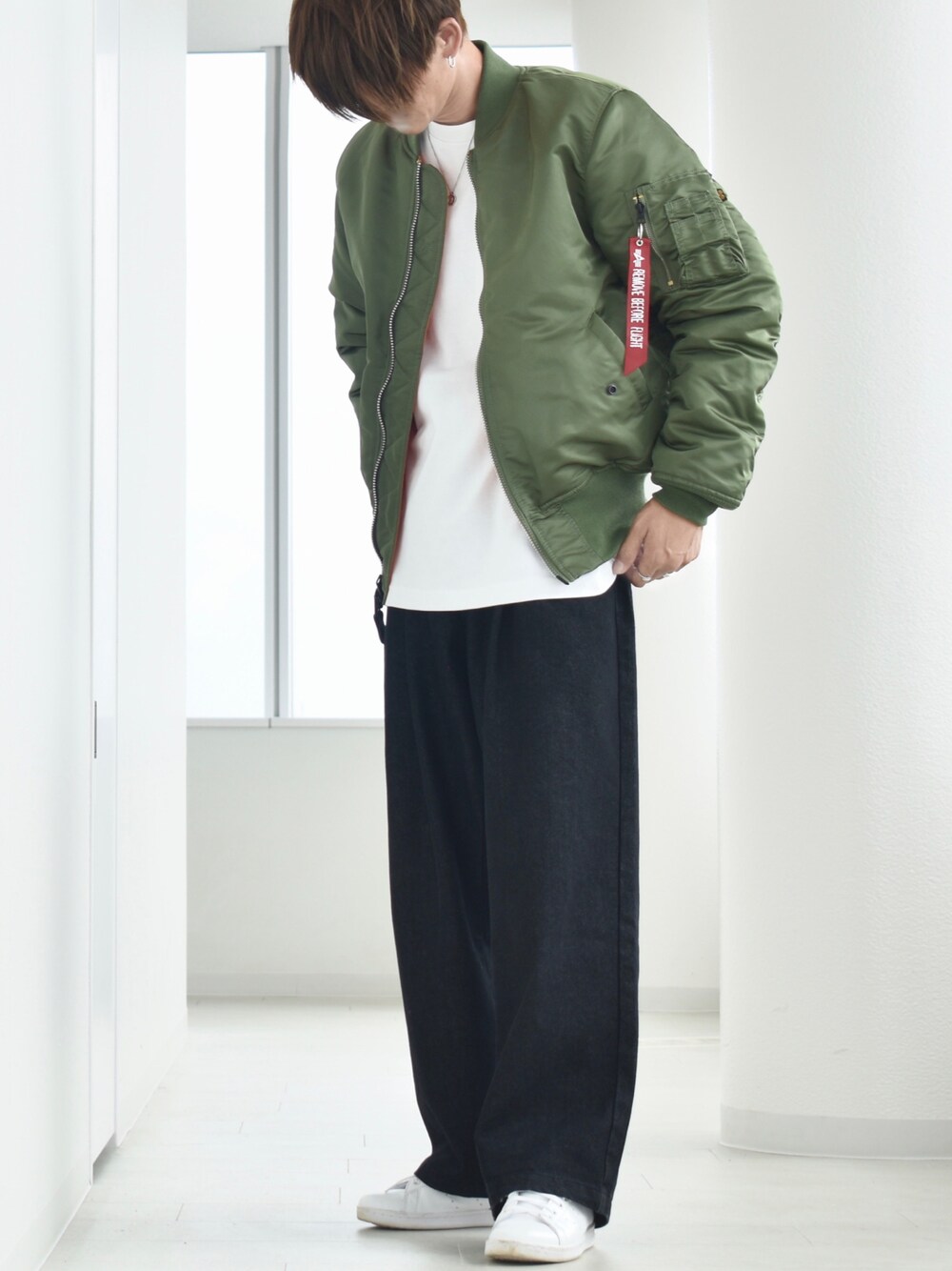 「alpha_industries_japan、ALPHA_industries、ALPHA、秋冬コーデ、MA-1、ALPHA MA-1、大人カジュアル、デニムパンツ、スニーカー、レイヤードスタイル、冬コーデ、オトナカジュアル、ゆるコーデ、R2022コーデ、PR」｜「ALPHAのAlpha Industries/アルファインダストリーズ MA-1 CORE SPEC フライトジャケット（U.S.サイズ）リバーシブル（MA-1、グリーン系）」を使った、y_Oさん（メンズ・168cm）の秋コーディネートの1枚目の写真