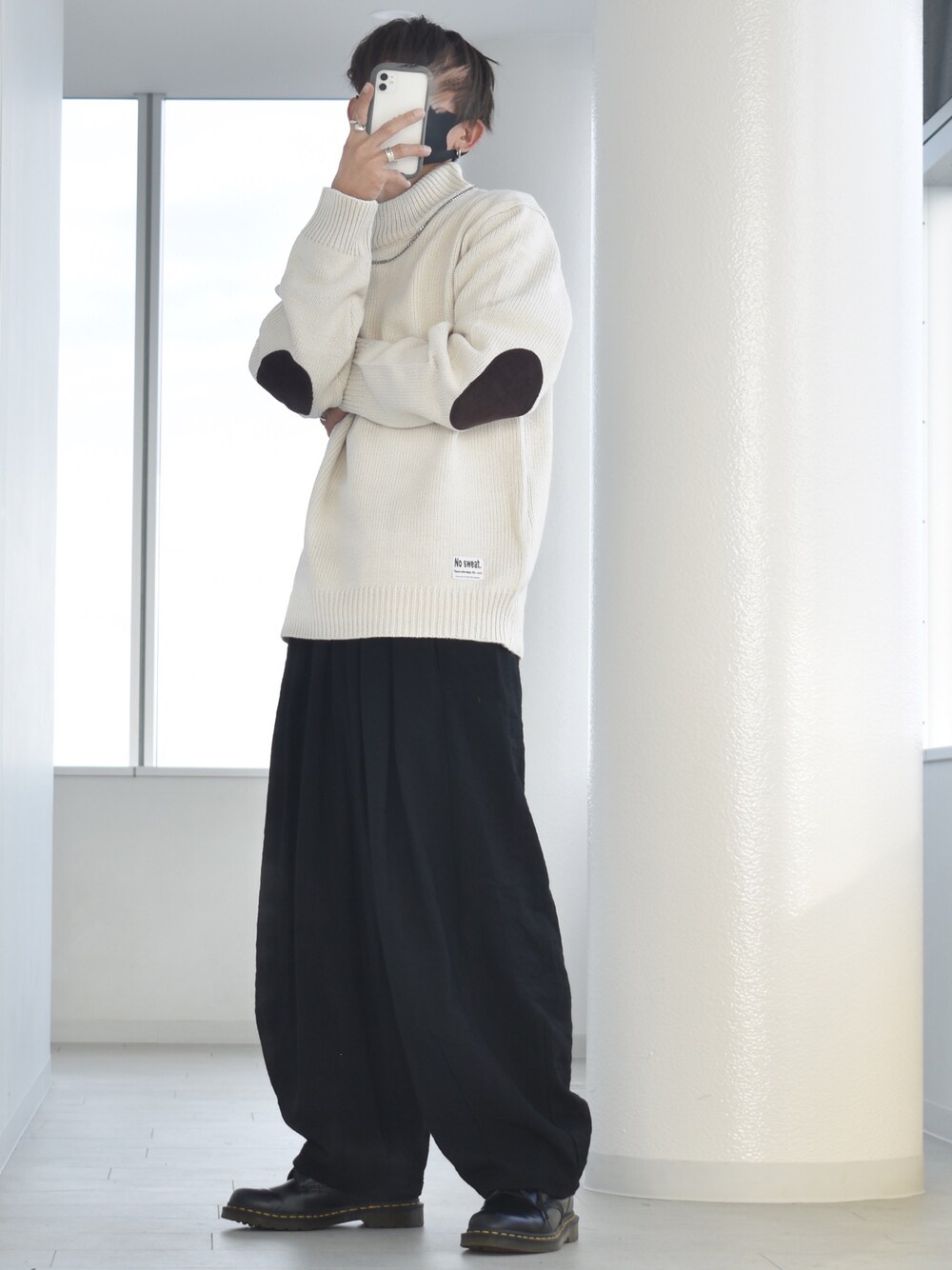 「WEARハロウィン2022、ADMIX、ADMIXJAPAN、アドミックス、アドミックスデオシャレシヨウ、ニット、ニット男子、ニットコーデ、大人カジュアル、モックネック、バルーンパンツ、ニット/セーター、エルボーパッチ、秋冬コーデ、PR」｜「ADMIX/ATELIER SAB MENの【No sweat. × ADMIX/ATELIER SAB MEN】オーバーサイズ モックネックセーター メランジ畦編み／エルボーパッチ（ニット/セーター、ホワイト系）」を使った、y_Oさん（メンズ・168cm）の秋コーディネートの1枚目の写真