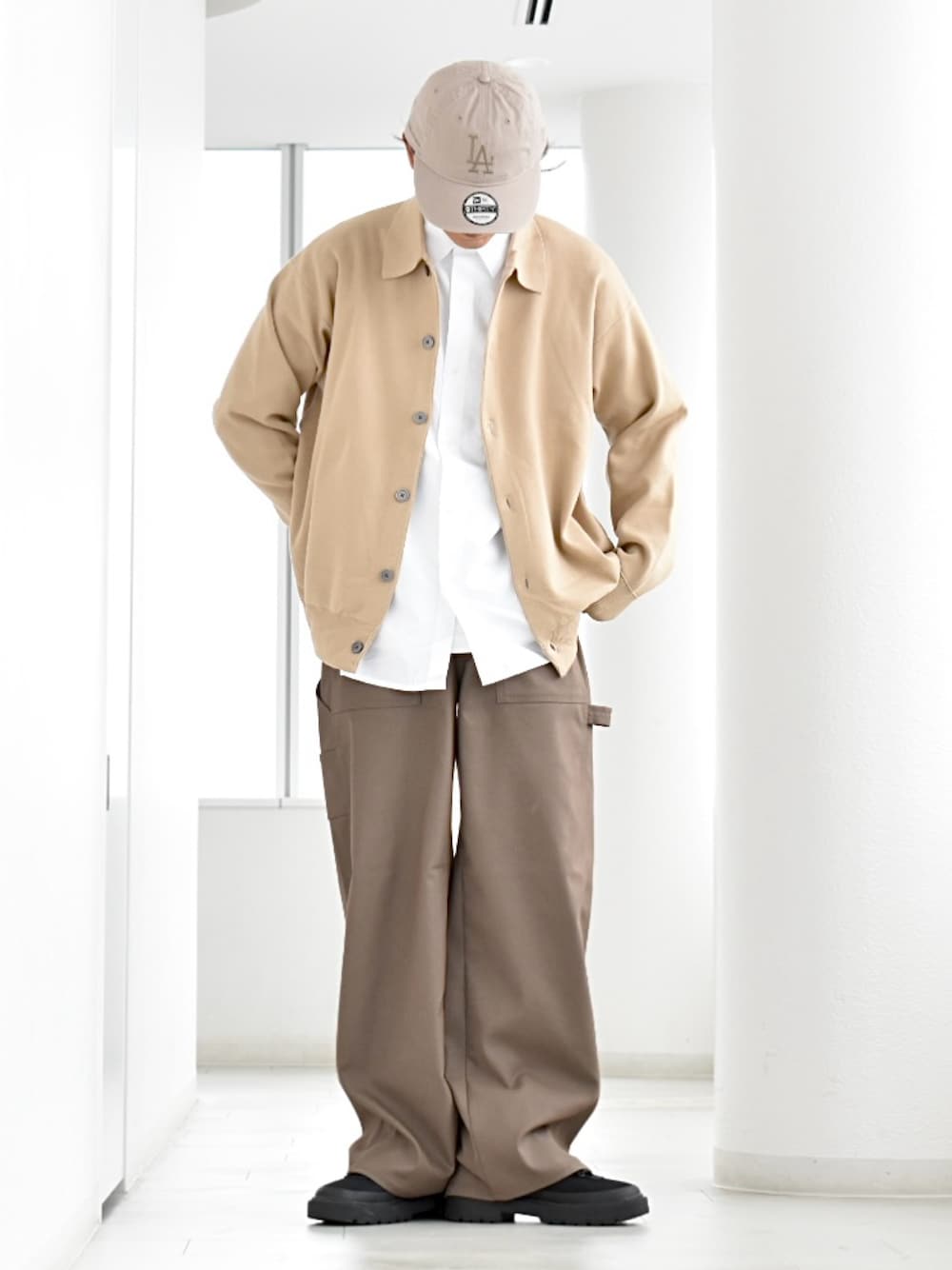 ベージュ系のカーディガン/ボレロ、ホワイト系のシャツ/ブラウス、ベージュ系のパンツを着用したメンズの秋コーディネートの1枚目の写真