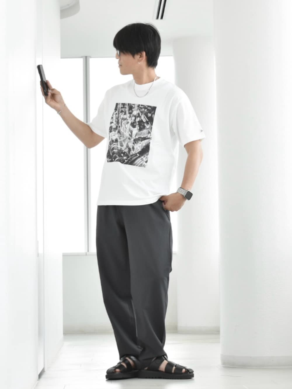 ホワイト系のTシャツ/カットソー、グレー系のその他パンツ、ブラック系のサンダルを着用したメンズの夏コーディネートの1枚目の写真