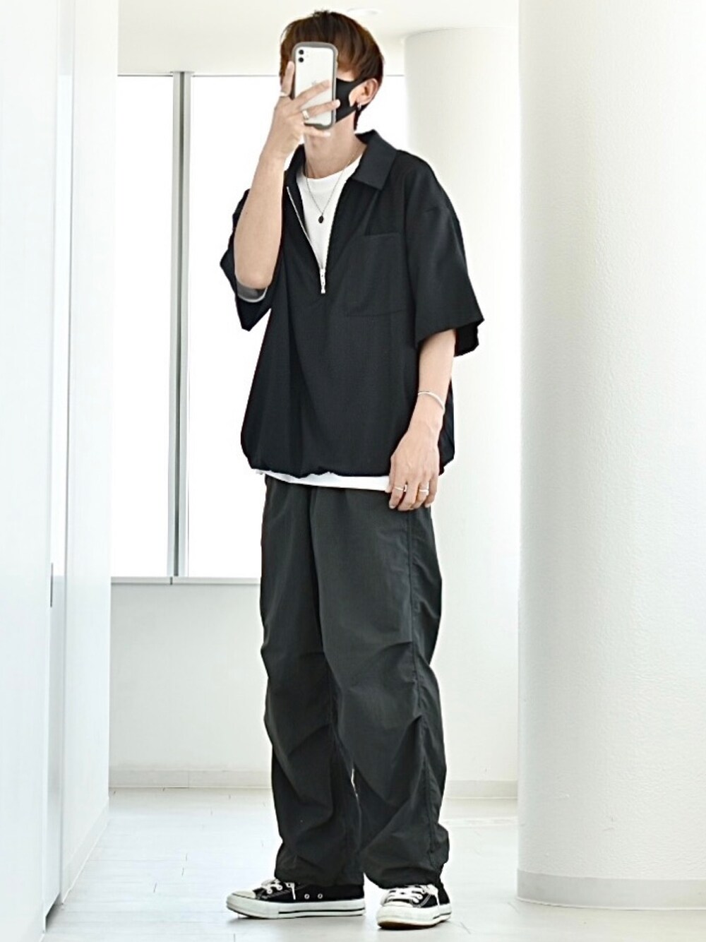 「夏コーデ、大人カジュアル、Ｔシャツ、モノトーンコーデ、ハーフジップ、レイヤードスタイル、パラシュートパンツ、CREARELINOコーデ、CREARE LINO、GU、ストリートコーデ、ストリートMIX、カジュアルコーデ、クレアーレリノ、R2023コーデ」｜「CREARE -LINO-のオーバーサイズ ハーフZIP ルーズ シャツ<ユニセックス>（シャツ/ブラウス、ブラック系）」を使った、y_Oさん（メンズ・168cm）の夏コーディネートの1枚目の写真