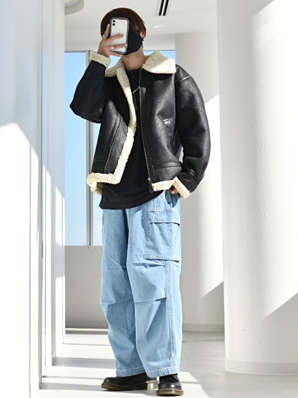 「エドウィン、edwin、edwinjapan、カーゴパンツ、デニムパンツ、冬コーデ、冬アウター、着回しコーデ、カジュアルコーデ、秋冬コーデ、ブーツ、大人コーデ、ゆるコーデ、R2022コーデ、PR」｜「EDWINのWEB限定【ユニセックス】EDWIN STEPMARK バルーンカーゴパンツ（デニムパンツ、ブルー系）」を使った、y_Oさん（メンズ・168cm）の冬コーディネートの1枚目の写真