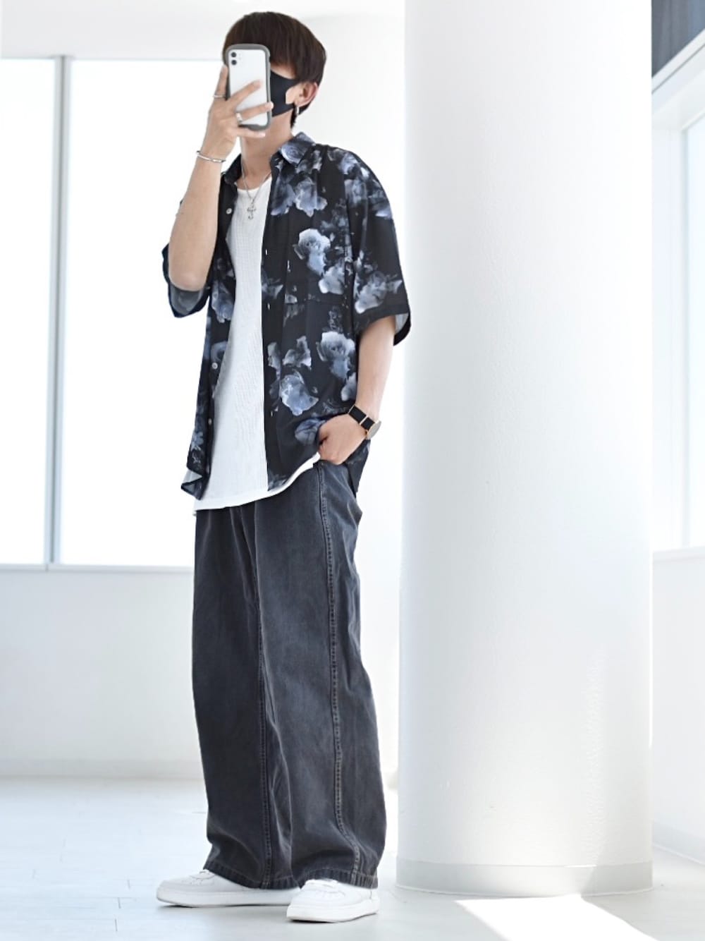 「johnscloset、ジョンズクローゼット、開襟シャツ、柄シャツ、レイヤードスタイル、バギーデニム、カジュアルコーデ、春夏コーデ、夏コーデ、シャツスタイル、スニーカー、ゆるコーデ、PR、休日コーデ、R2023コーデ」｜「Naive magicの【a】とろみシルクタッチポリエステル 総柄半袖ビッグシャツ/ルーズシルエットシャツ（シャツ/ブラウス、ブラック系）」を使った、y_Oさん（メンズ・168cm）の夏コーディネートの1枚目の写真