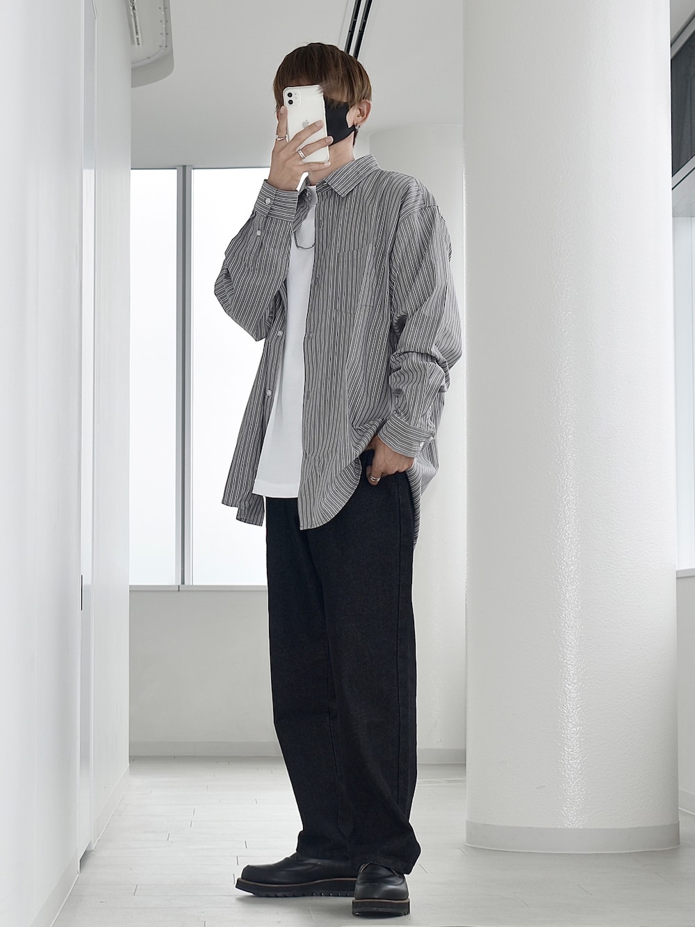ホワイト系のTシャツ/カットソー、ブラック系のドレスシューズ、グレー系のシャツ/ブラウスを着用したメンズの秋コーディネートの1枚目の写真
