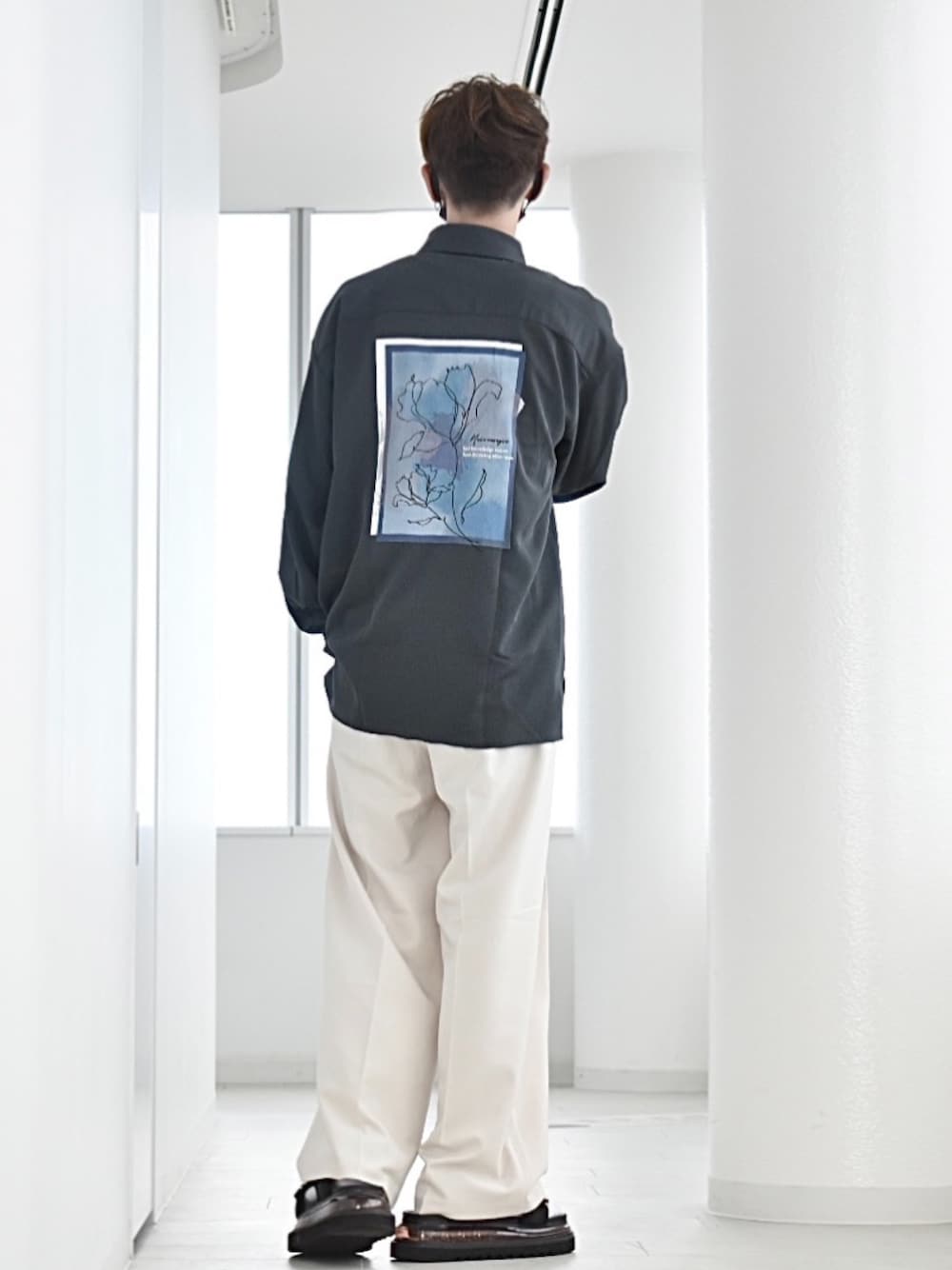 「johnscloset、ジョンズクローゼット、休日コーデ、秋コーデ、今日のコーデ、秋服準備はじめました、刺繍、シンプルコーデ、キレイめ、白パンツ、サンダル、ワイドパンツ、淡色コーデ、R2023コーデ、PR」｜「Naive magicの【a】ナチュラルストレッチポリエステル バックプリント＆フラワー刺繍 バルーンスリーブ スリットシャツ 長袖（シャツ/ブラウス、グレー系）」を使った、y_Oさん（メンズ・168cm）の夏コーディネートの1枚目の写真