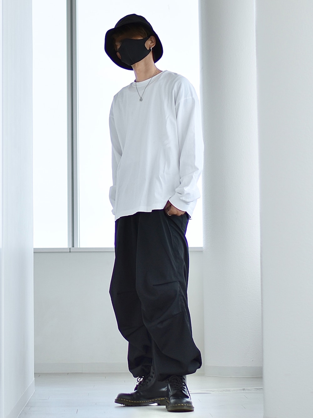 ホワイト系のTシャツ/カットソー、ブラック系のその他パンツ、ブラック系のブーツを着用したメンズの秋コーディネートの1枚目の写真