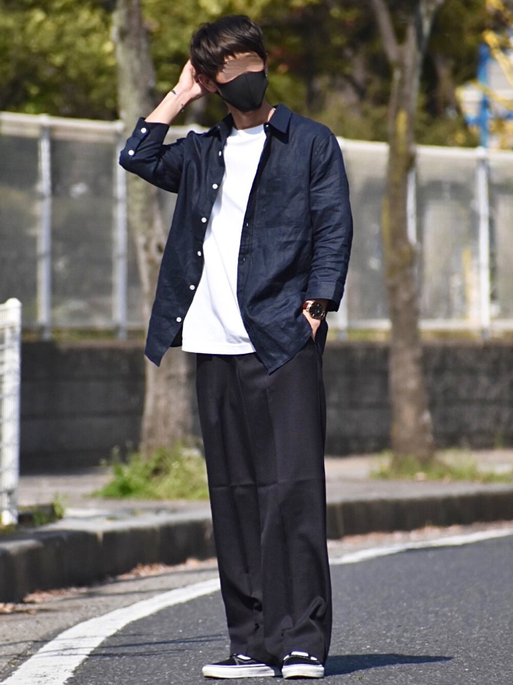 ブルー系のシャツ/ブラウス、ホワイト系のTシャツ/カットソー、ブラック系のスニーカーを着用したメンズの春コーディネートの1枚目の写真