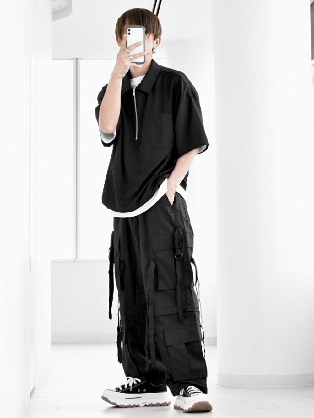 「モノトーン、夏コーデ、ハーフジップ、カーゴパンツ、スニーカー、CREARE LINO、AnytimeSongs、UNIQLO、UNIQLO U、ラフコーデ、シンプルコーデ、ストリート、R2024、カジュアル、きれいめカジュアル」｜「CREARE -LINO-の【USAコットン】ヘビーウエイト オーバーサイズ ハーフZIP ルーズ TEE <ユニセックス>（Tシャツ/カットソー、ブラック系）」を使った、y_Oさん（メンズ・168cm）の夏コーディネートの1枚目の写真