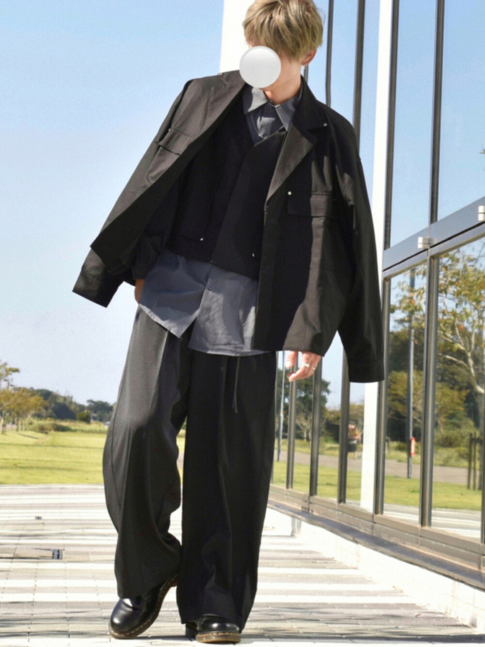 「ジャケット、ブラックコーデ、ベスト、オーバーサイズ、差し色、革靴、モード、ジレ、バギーパンツ、PR、ビックポケット、CREARE LINO、クレアーレリノ、R2021コーデ、CREARELINOコーデ」｜「CREARE -LINO-の【2021秋冬】オーバーサイズビックポケットTRジャケット <セットアップ>（テーラードジャケット、ブラック系）」を使った、y_Oさん（メンズ・168cm）の秋コーディネートの1枚目の写真