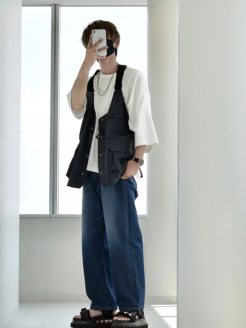 「Lee、lee、leejapan、デニムパンツ、カジュアル、オトナカジュアル、きれいめカジュアル、白Tシャツ、ベスト、レイヤードスタイル、厚底サンダル、シルバーアクセサリー、トレンド、R2022コーデ、PR」｜「Leeの【WEB限定】Lee/リー　Y2K　バルーンワイド/バギーワイド/ルーズストレート/ワイドパンツ（デニムパンツ、ブルー系）」を使った、y_Oさん（メンズ・168cm）の夏コーディネートの1枚目の写真