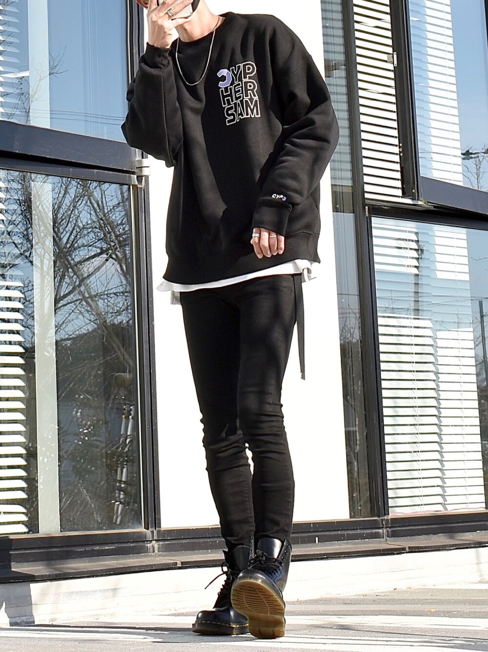 ブラック系のスウェット、ホワイト系のTシャツ/カットソー、ブラック系のその他パンツを着用したメンズの冬コーディネートの1枚目の写真