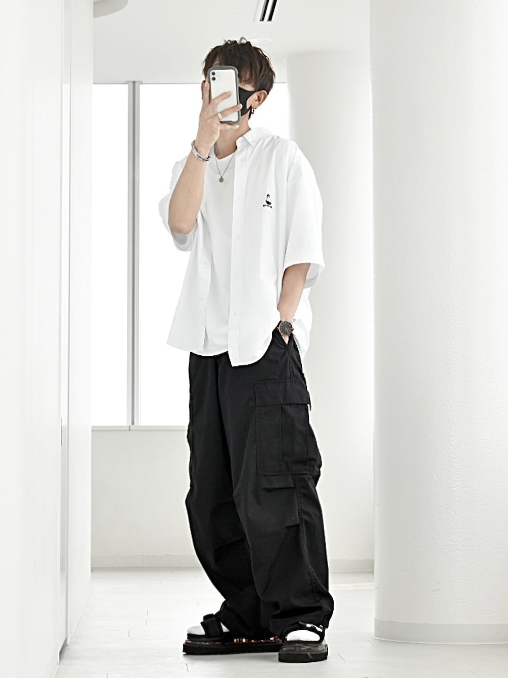 ホワイト系のシャツ/ブラウス、ホワイト系のTシャツ/カットソー、ブラック系のカーゴパンツを着用したメンズの夏コーディネートの1枚目の写真