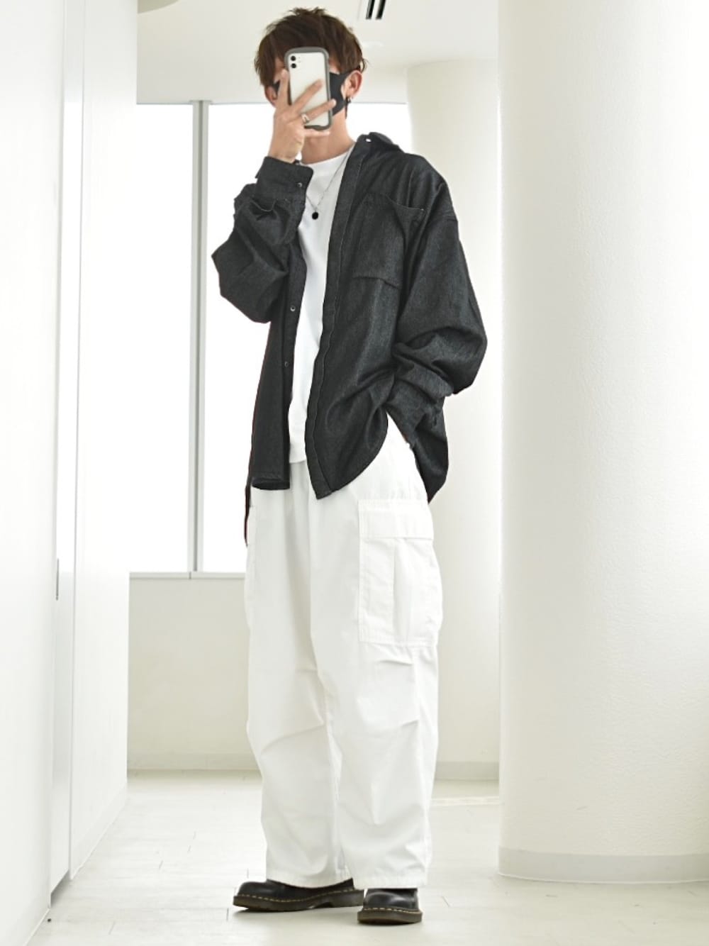 「デニムシャツ、春服、春コーデ、春アウター、クレアーレリノ、CREARELINOコーデ、CREARE LINO、着回しコーデ、モノトーン、カーゴパンツ、カジュアルコーデ、きれいめカジュアル、今日のコーデ、R2023コーデ、PR」｜「CREARE -LINO-のビックポケット オーバーサイズ ルーズシャツ<ユニセックス>（シャツ/ブラウス、ブラック系）」を使った、y_Oさん（メンズ・168cm）の春コーディネートの1枚目の写真