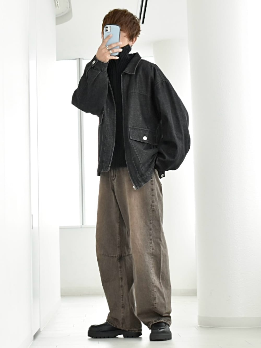 「デニムジャケット、デニムパンツ、バレルレッグジーンズ、レイヤードスタイル、ニット、CREARE LINO、UNIQLO、GU、秋のコーデ、日常に魔法を、ブラウン、クレアーレリノ、R2024、大人カジュアル、おしゃ見えテクニック」｜「CREARE -LINO-のオーバーサイズ ビッグポケット ルーズ コットンデニム ブルゾン セットアップ対応 <ユニセックス>（デニムジャケット、ブラック系）」を使った、y_Oさん（メンズ・168cm）の秋コーディネートの1枚目の写真