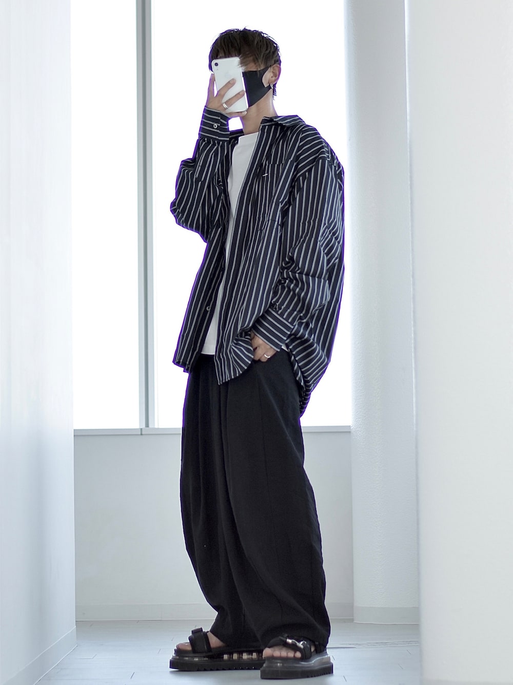 「オーバーサイズシャツ、ルーズシルエット、秋のコーデ、秋服準備はじめました、オトナカジュアル、秋先取りコーデ、ストライプシャツ、クレアーレリノ、crearelino新作アイテム、CREARE LINO、モノトーン、キレイめ、レイヤードスタイル、R2022コーデ、PR」｜「CREARE -LINO-のビックポケット オーバーサイズ ルーズシャツ<ユニセックス>（シャツ/ブラウス、ブラック系）」を使った、y_Oさん（メンズ・168cm）の夏コーディネートの1枚目の写真