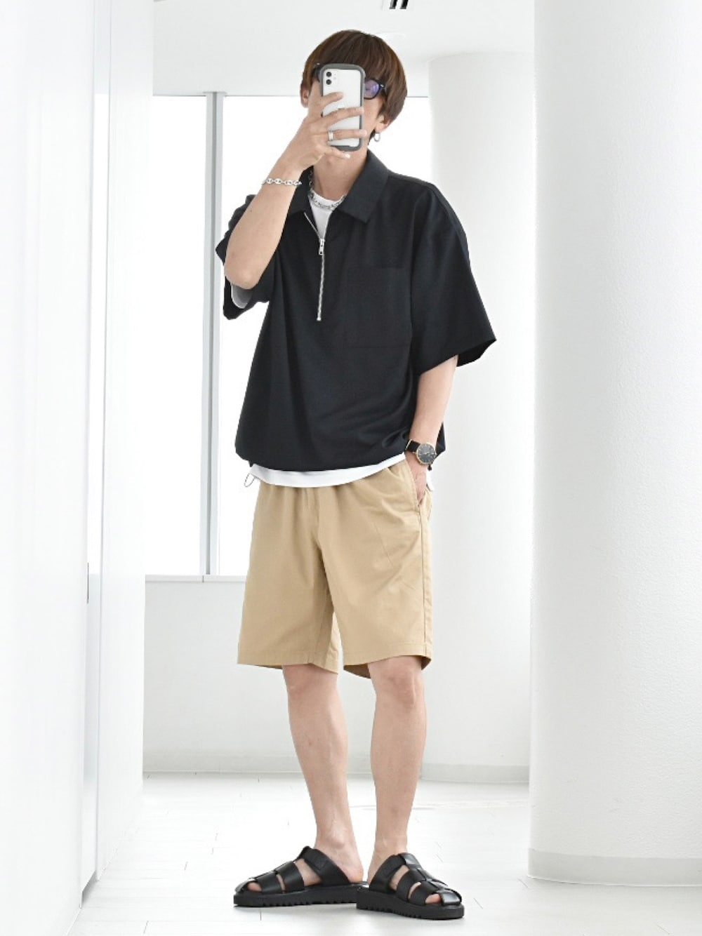 「お出かけコーデ、休日コーデ、ハーフパンツ、ショートパンツ、カジュアル、夏コーデ、オトナカジュアル、白シャツ、レイヤードスタイル、CREARE LINO、WEGO、R2024、UNIQLO、GU、サンダル」｜「WEGOのWEGO/【24年春夏新作】リラックスイージーショーツ（チノパンツ、ベージュ系）」を使った、y_Oさん（メンズ・168cm）の夏コーディネートの1枚目の写真