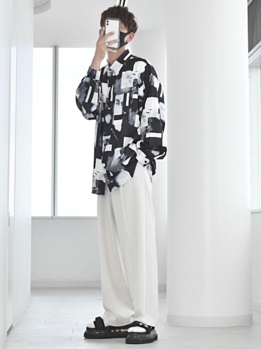 「アツいコーデ全部見せ、ジョンズクローゼット、johnscloset、きれいめカジュアル、キレイめ、きれいめコーディネート、モノトーン、秋コーデ、秋服準備はじめました、今日のコーデ、シンプルコーデ、R2023コーデ、PR」｜「Naive magicの【a】ナチュラルストレッチポリエステル バルーンスリーブ サイドスリット 長袖総柄シャツ（シャツ/ブラウス、ブラック系）」を使った、y_Oさん（メンズ・168cm）の夏コーディネートの1枚目の写真