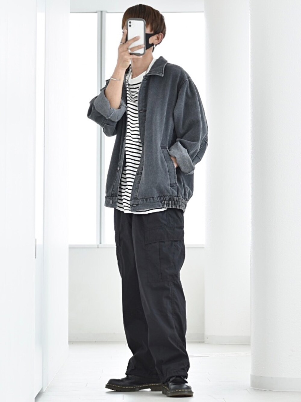 「大人カジュアル、休日コーデ、いまどきジャケット写真、UNIQLO、レイヤードスタイル、カーゴパンツ、春アウター、ボーダートップス、春服コーデ、モノトーン、プチプラ、プチプラコーデ、confirm、CREARE LINO、R2023コーデ」｜「Confirmの23SS ケミカルウォッシュ デニムブルゾンジャケット【Confirm】（デニムジャケット、ブラック系）」を使った、y_Oさん（メンズ・168cm）の春コーディネートの1枚目の写真