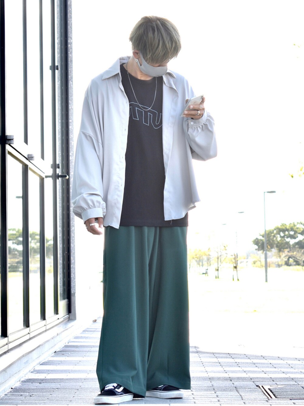 「カラーパンツ、レイヤードスタイル、ロンT、スニーカーコーデ、ゆるコーデ、シルバーアクセサリー、くすみカラー、秋コーデ、R2021コーデ、TUTTU、Tuttu着回しコーデ、だから秋服が好き、ZOZOブランドディレクター発掘企画」｜「KORのスーパーオーバーサイズ　長袖シャツ（シャツ/ブラウス、グレー系）」を使った、y_Oさん（メンズ・168cm）の秋コーディネートの1枚目の写真