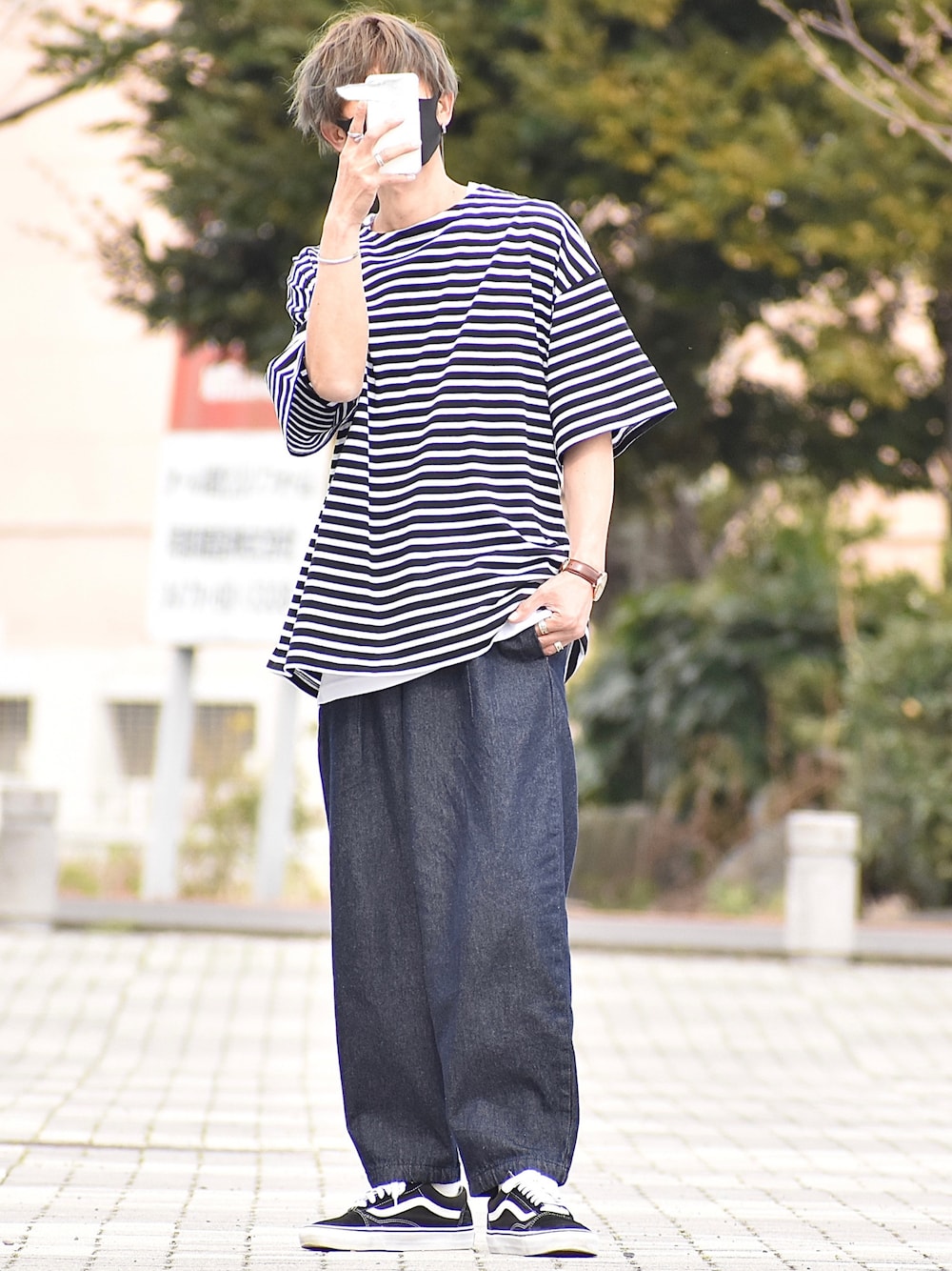 「emmaclothes、エマクローズ、ボーダートップス、ボーダー、カジュアル、レイヤードスタイル、2022ss、春夏コーデ、スニーカー、春、オーバーサイズ、ゆるコーデ、ワイドデニム、R2022コーデ、PR」｜「EMMA CLOTHESのオーバーサイズ オリジナルボーダー ワイドS/Sカットソー EMMA CLOTHES 2022SS（Tシャツ/カットソー、ブラック系）」を使った、y_Oさん（メンズ・168cm）の春コーディネートの1枚目の写真
