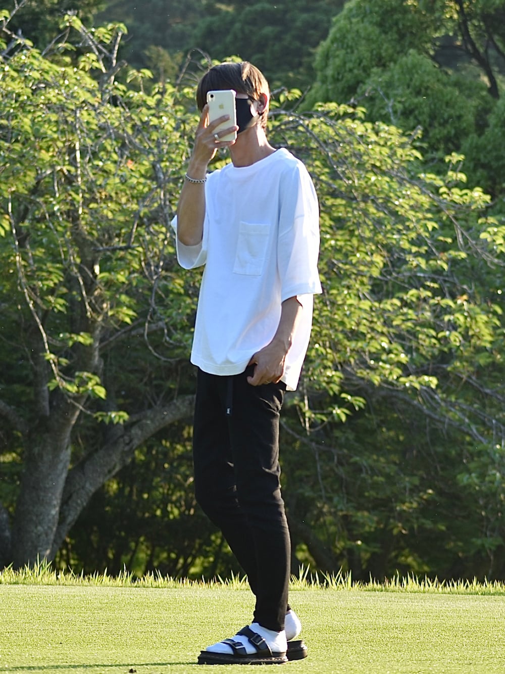 「Lee、lee、leejapan、スキニーデニム、テーパードスキニー、イージーテーパードパンツ、夏コーデ、白Tシャツ、シンプル、モノトーン、厚底サンダル、サンダルに靴下、春夏コーデ、R2022コーデ、PR」｜「Leeの【WEB限定】高伸縮ストレッチ　イージー テーパードスキニーパンツ（デニムパンツ、ブラック系）」を使った、y_Oさん（メンズ・168cm）の春コーディネートの1枚目の写真