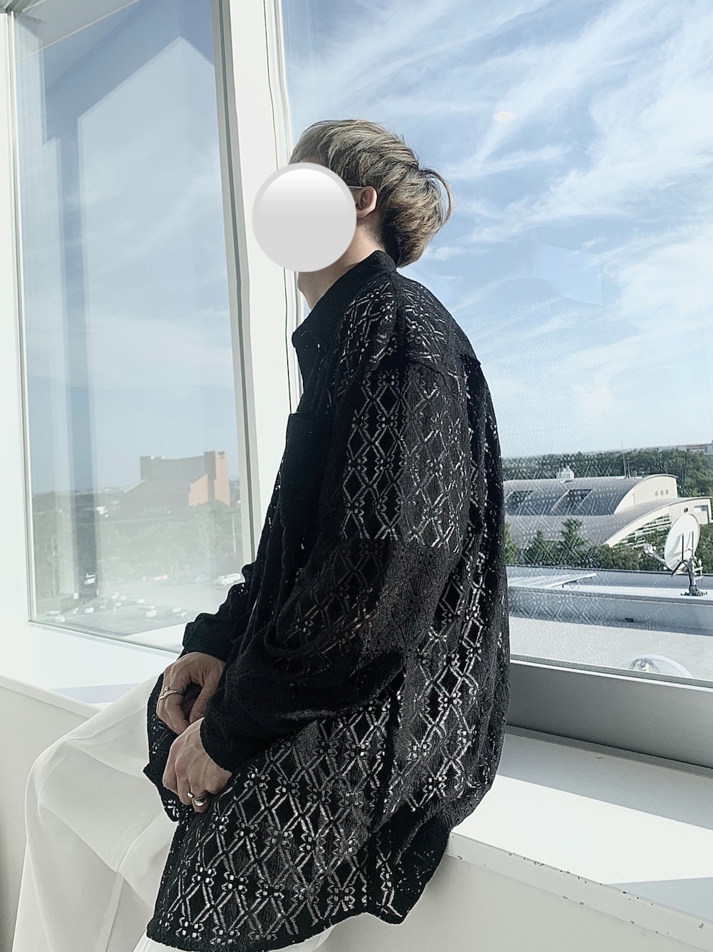 ブラック系のシャツ/ブラウス、ホワイト系のTシャツ/カットソー、ホワイト系のスラックスを着用したメンズの秋コーディネートの1枚目の写真