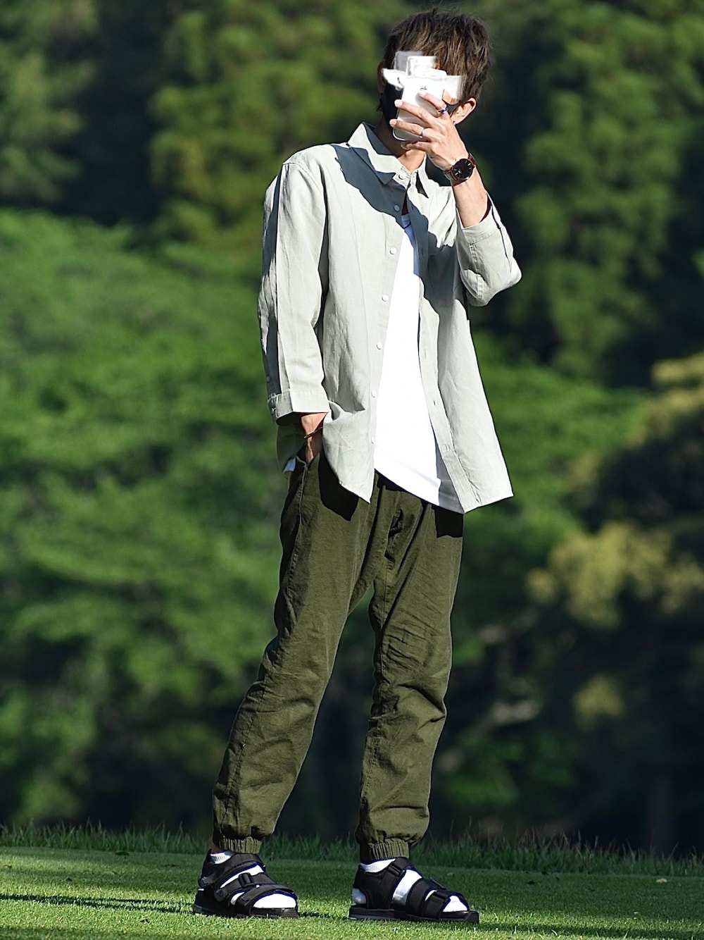 グリーン系のシャツ/ブラウス、グリーン系のその他パンツ、ホワイト系のTシャツ/カットソーを着用したメンズの春コーディネートの1枚目の写真
