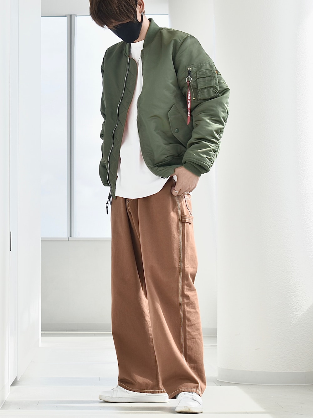 「alpha_industries_japan、ALPHA_industries、ALPHA、ALPHA MA-1、Lee、lee、leejapan、ペインターパンツ、秋冬コーデ、カジュアルコーデ、デニムパンツ、ゆるコーデ、スニーカー、R2022コーデ、PR」｜「ALPHAのAlpha Industries/アルファインダストリーズ MA-1 CORE SPEC フライトジャケット（U.S.サイズ）リバーシブル（MA-1、グリーン系）」を使った、y_Oさん（メンズ・168cm）の秋コーディネートの1枚目の写真
