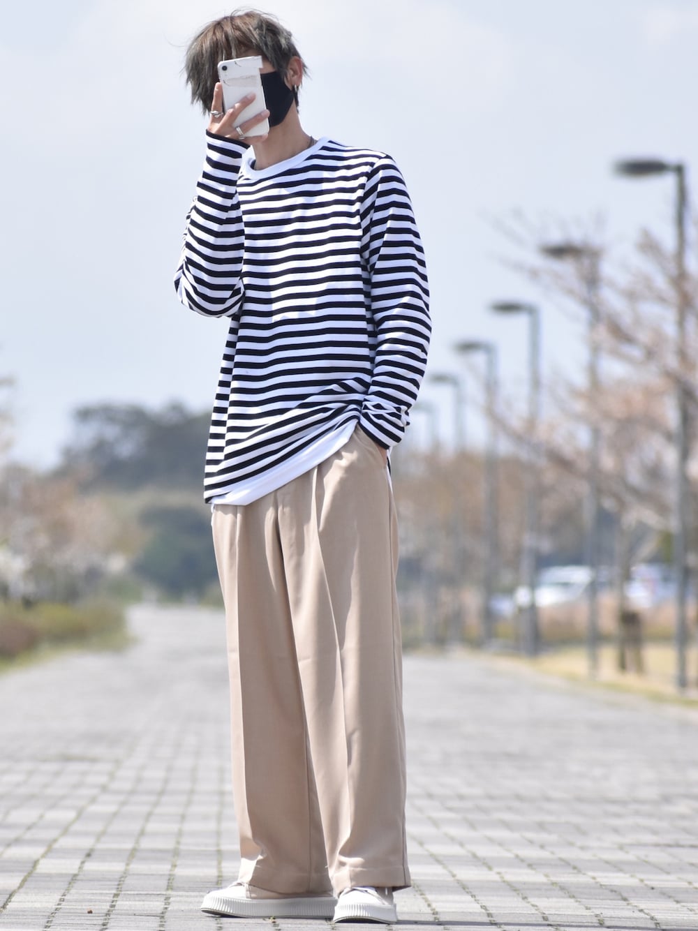 「agnesb、アニエスベー、アニエスベーTシャツ、カラー×コーデ、ボーダー、レイヤードスタイル、カラーパンツ、春コーデ、ボーダーTシャツ、カジュアル、スニーカーコーデ、R2022コーデ、PR」｜「agnes b.のJ008 TS ボーダーTシャツ（Tシャツ/カットソー、ブラック系）」を使った、y_Oさん（メンズ・168cm）の春コーディネートの1枚目の写真
