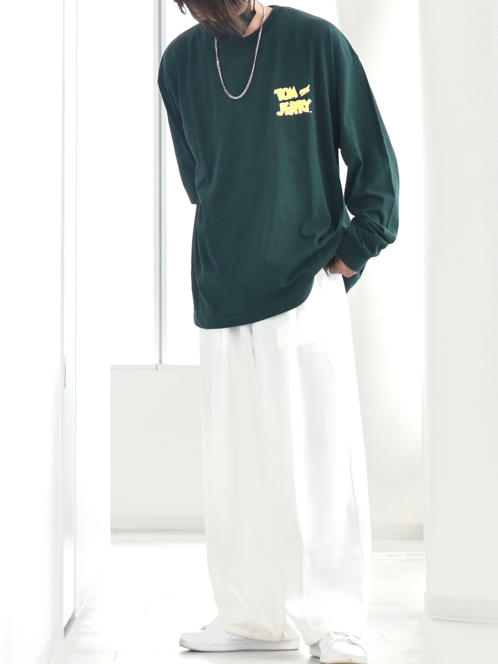 グリーン系のTシャツ/カットソー、ホワイト系のタンクトップ、ホワイト系のスラックスを着用したメンズの秋コーディネートの1枚目の写真