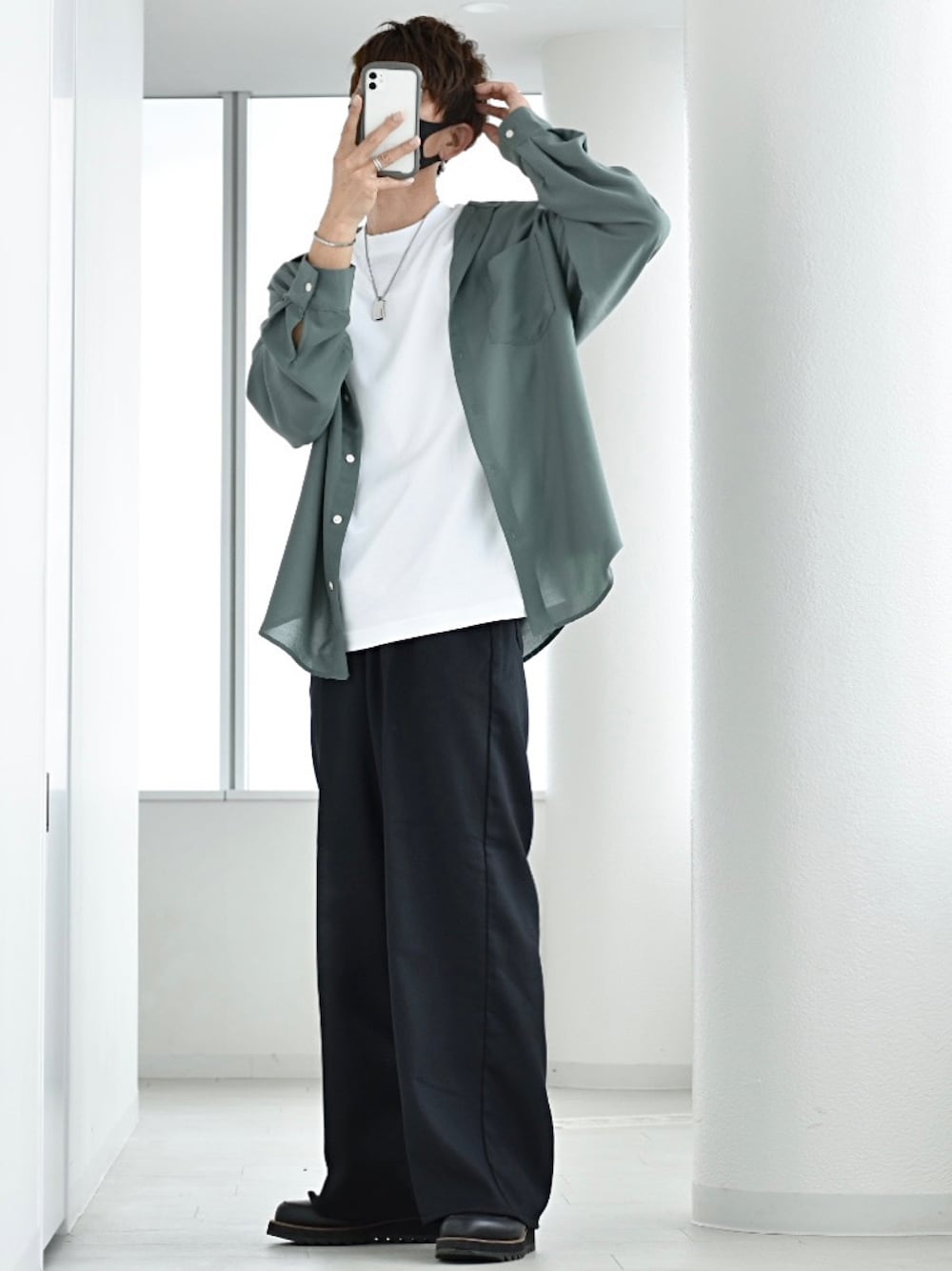 「春コーデ、休日スタイル、シアーシャツ、シアー、エドウィン、edwin、edwinjapan、edwin_japan、フレアパンツ、レイヤードスタイル、キレイめ、きれいめカジュアル、大人カジュアル、R2023コーデ、PR」｜「EDWINのタックワイド フレアパンツ センタープレスパンツ スラックスパンツ 日本製（スラックス、ブラック系）」を使った、y_Oさん（メンズ・168cm）の春コーディネートの1枚目の写真