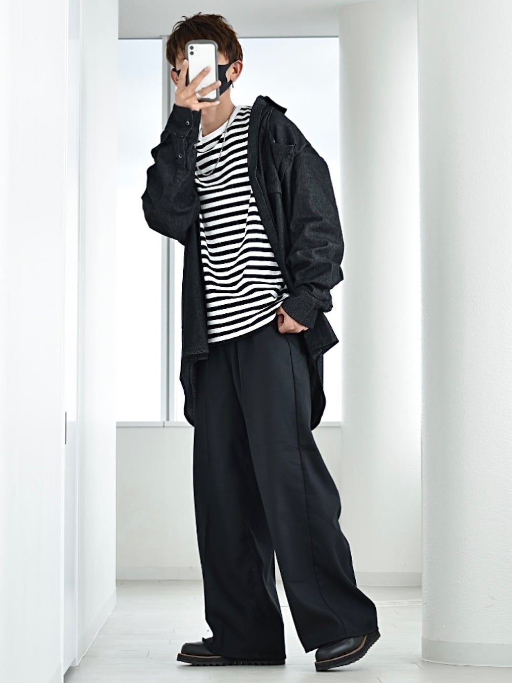 「edwin、edwinjapan、タックフレアパンツ、フレアパンツ、春服デビュー宣言、エドウィン、きれいめカジュアル、休日スタイル、デニムシャツ、春コーデ、オーバーサイズ、大人カジュアル、ボーダー、R2023コーデ、PR」｜「EDWINのタックワイド フレアパンツ センタープレスパンツ スラックスパンツ 日本製（スラックス、ブラック系）」を使った、y_Oさん（メンズ・168cm）の春コーディネートの1枚目の写真