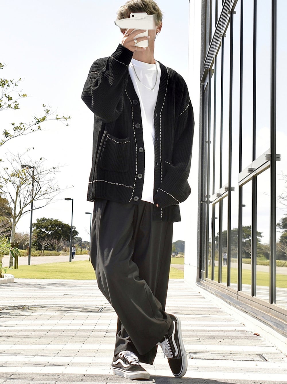 「カーディガン、モノトーン、ビックシルエット、シンプルコーデ、ゆるコーデ、PR、ステッチ、CREARE LINO、wearhalloween2021、R2021コーデ、CREARELINOコーデ」｜「CREARE -LINO-の【2021秋冬】ハンドステッチ Vネック ニット カーディガン <ユニセックス>（カーディガン/ボレロ、ブラック系）」を使った、y_Oさん（メンズ・168cm）の秋コーディネートの1枚目の写真