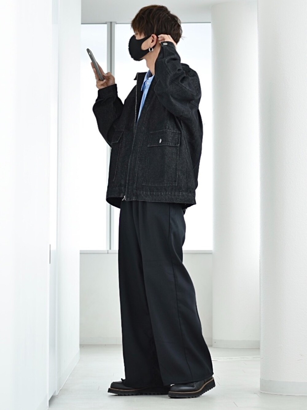 「edwin、edwinjapan、エドウィン、フレアパンツ、カジュアルコーデ、モード、デニムジャケット、きれいめカジュアル、休日コーデ、春、春コーデ、今日のコーデ、スラックス、R2023コーデ、PR」｜「EDWINのタックワイド フレアパンツ センタープレスパンツ スラックスパンツ 日本製（スラックス、ブラック系）」を使った、y_Oさん（メンズ・168cm）の春コーディネートの1枚目の写真