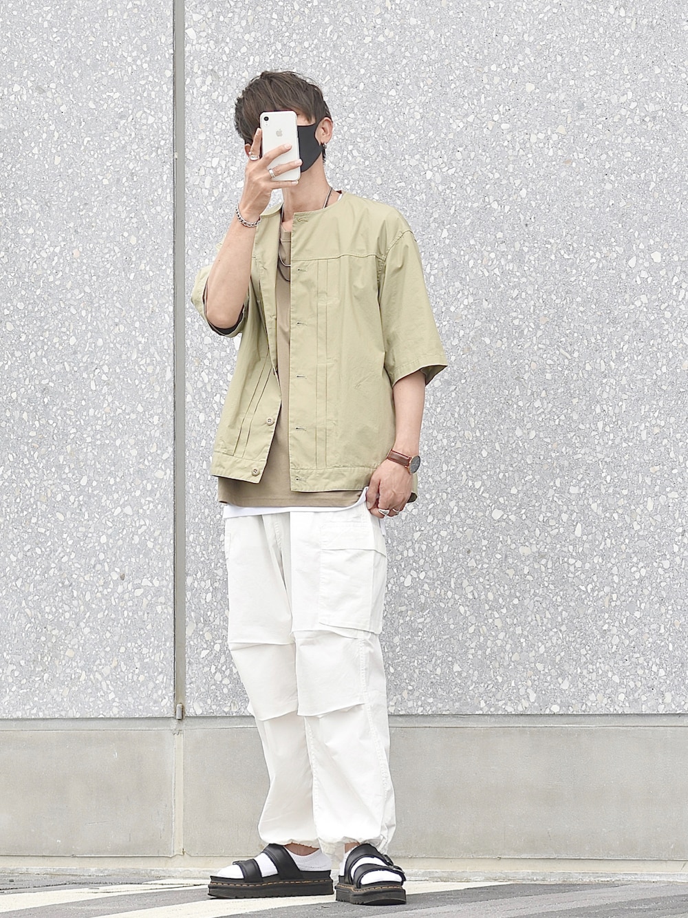 「edwin、edwinjapan、エドウィン、バルーンカーゴパンツ、きれいめカジュアル、厚底サンダル、夏コーデ、レイヤードスタイル、ノーカラーシャツ、R2022コーデ、タックシャツ、ベージュ、白パンツ、PR」｜「EDWINのWEB限定【ユニセックス】EDWIN STEPMARK バルーンカーゴパンツ（デニムパンツ、ホワイト系）」を使った、y_Oさん（メンズ・168cm）の夏コーディネートの1枚目の写真