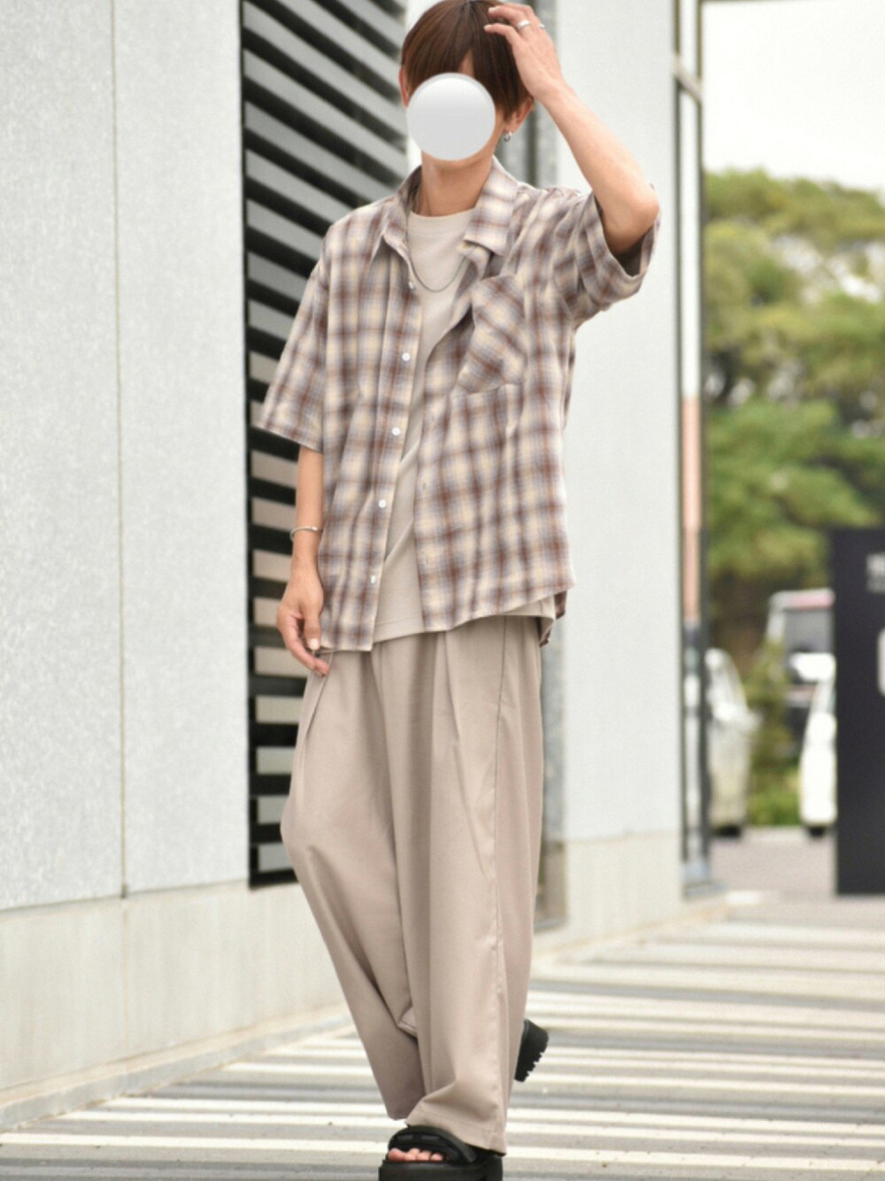 ブラウン系のシャツ/ブラウス、ベージュ系のTシャツ/カットソー、ベージュ系のスラックスを着用したメンズの夏コーディネートの1枚目の写真