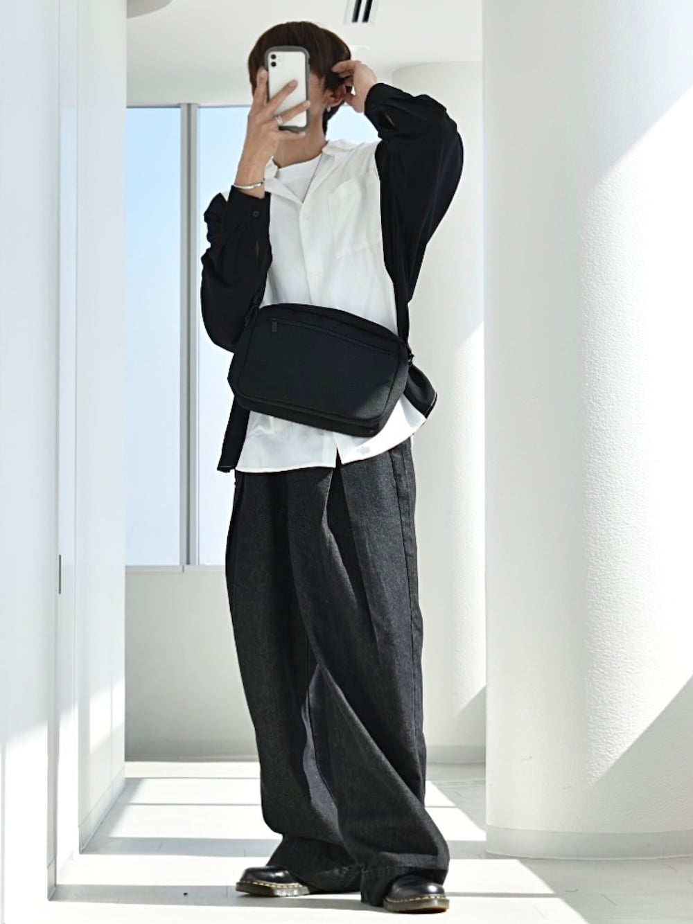 「ムラ人、murua、MURUA(MURUA)、mura財布、muraバック、春服デビュー宣言、モノトーン、ドルマンスリーブ、グルカパンツ、春コーデ、シンプルコーデ、シンプル、黒デニム、R2023コーデ、PR」｜「MURAのサスティナブル R-PET 撥水抗菌 7ポケット 大容量 スクエア ショルダーバッグ（ショルダーバッグ、ブラック系）」を使った、y_Oさん（メンズ・168cm）の春コーディネートの1枚目の写真