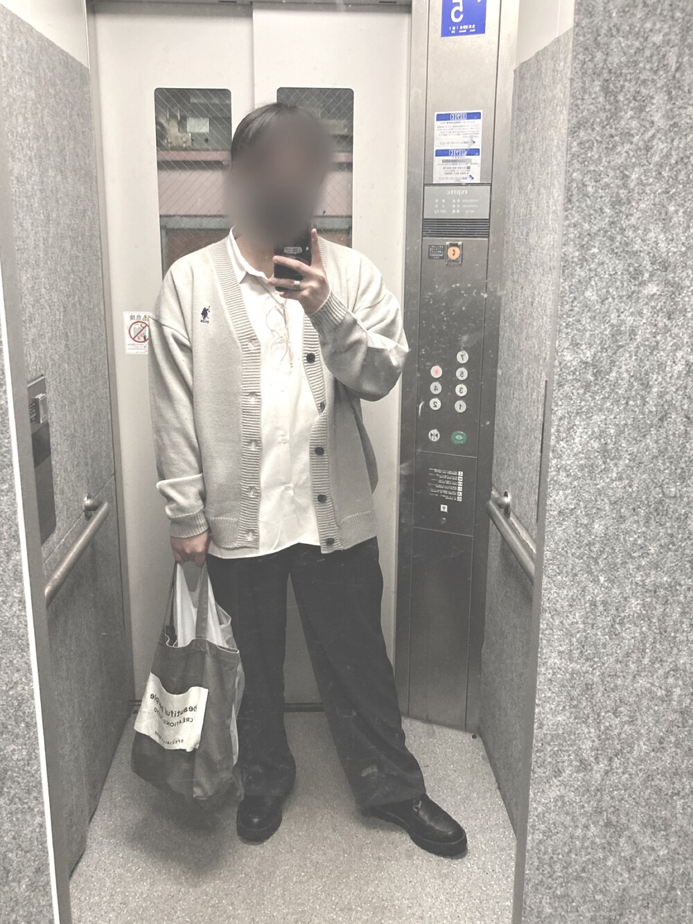 「メンズファッション、おしゃれさんと繋がりたい、低身長コーデ、オーバーサイズ、春、スラックス、カジュアル、オトナカジュアル、ぽっちゃり、カーディガン、シャツスタイル、革靴、WYM」｜「beautiful peopleのbeautiful people big name tote 7225611914（トートバッグ、グレー系）」を使った、ぽぽさん（メンズ・170cm）の春コーディネートの1枚目の写真