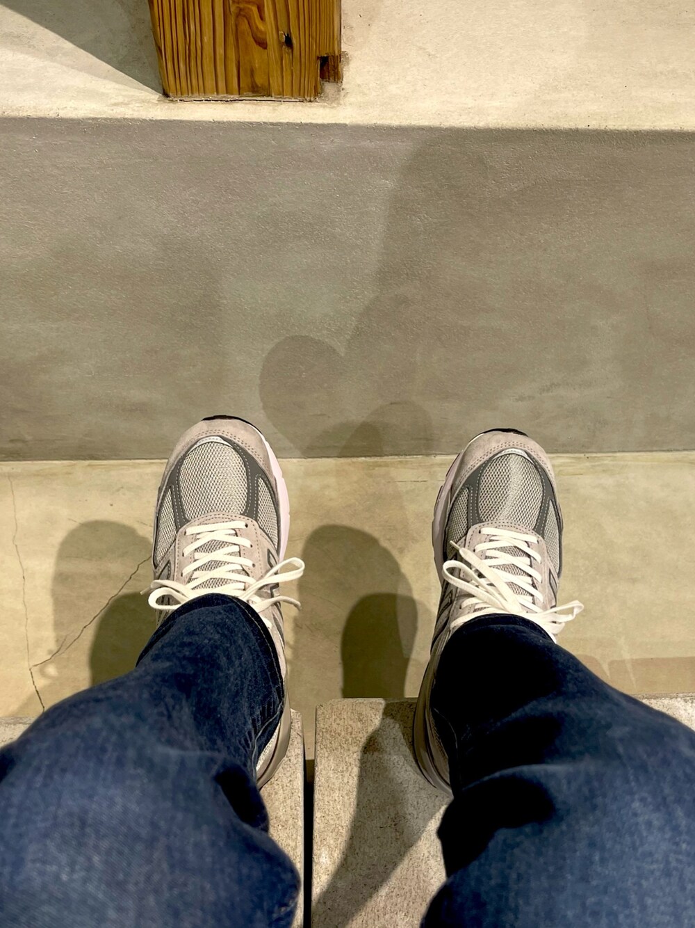 「NEW BALANCEのNew Balance M990 v5 m990gl5（スニーカー、グレー系）」を使った、Toshimasa さん（メンズ・180cm）の秋コーディネートの1枚目の写真