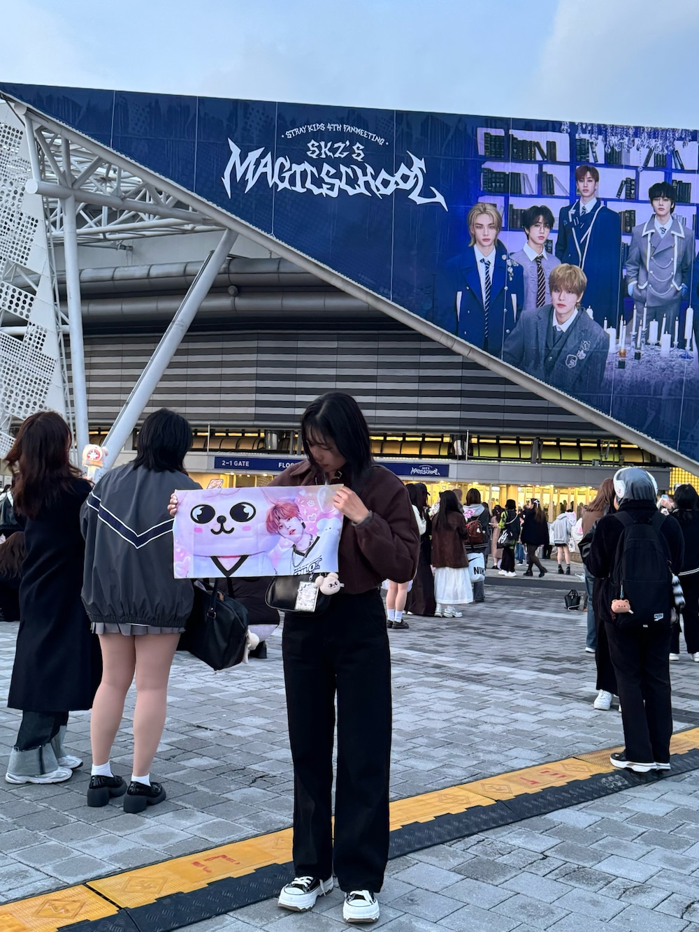 「韓国ファッション、韓国旅行、参戦服、outfit、高身長女子」｜「SHEINのアイテム（デニムパンツ、ブラック系）」を使った、윤영さん（レディース・168cm）の春コーディネートの1枚目の写真