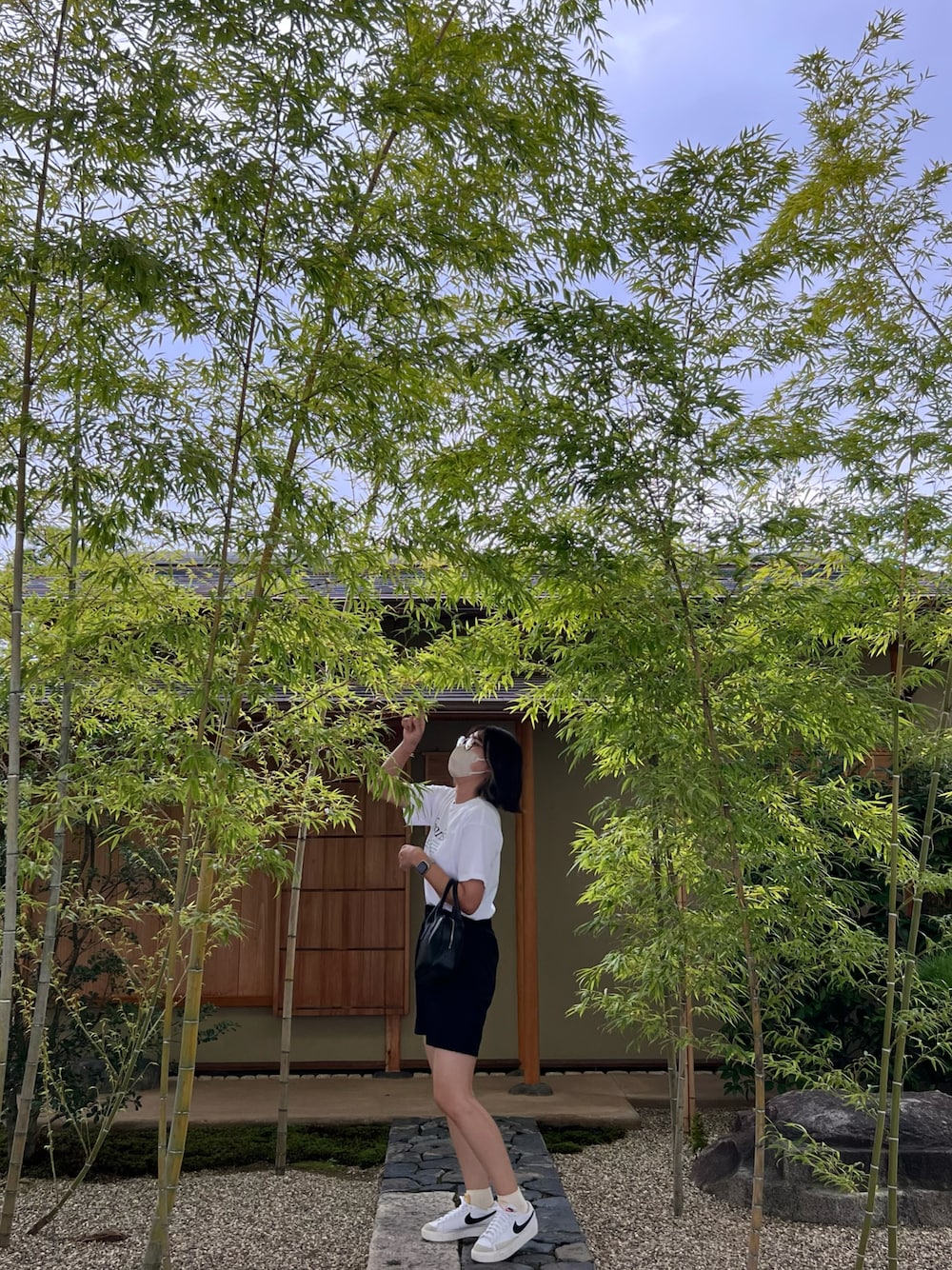 「きれいめカジュアル、ラクチンコーデ、休日スタイル、夏、ootd、ハーフパンツ、モノトーン、高身長女子、スニーカーコーデ、夏コーデ、シンプルコーデ」｜「NIKEのNIKE W BLAZER LOW PLATFORM / ナイキ ウィメンズ ブレーザー LOW プラットフォーム 【SP】（スニーカー、ホワイト系）」を使った、윤영さん（レディース・168cm）の夏コーディネートの1枚目の写真